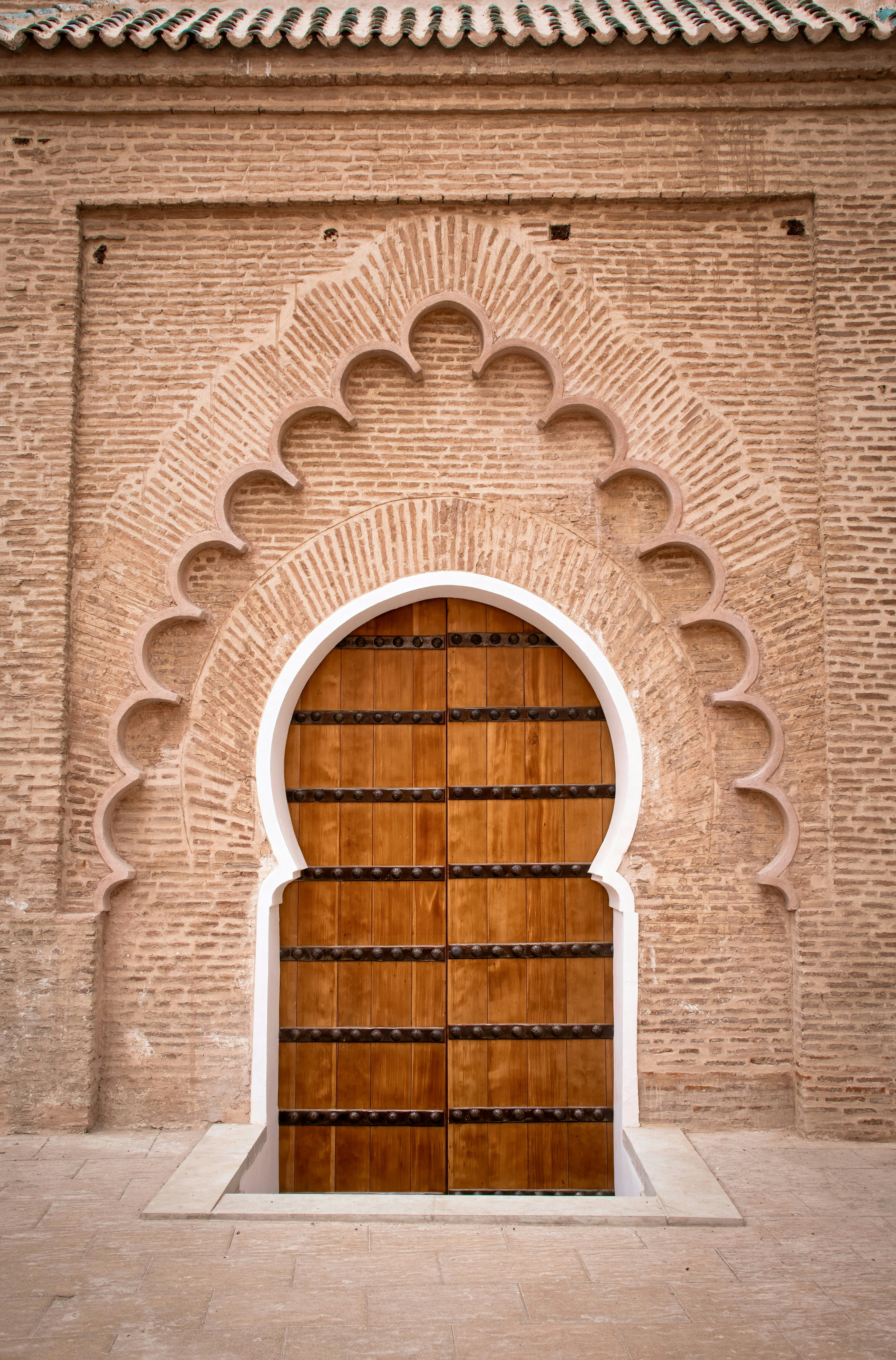 Verzierte Holztür in einem Backsteinbogen eingebettet