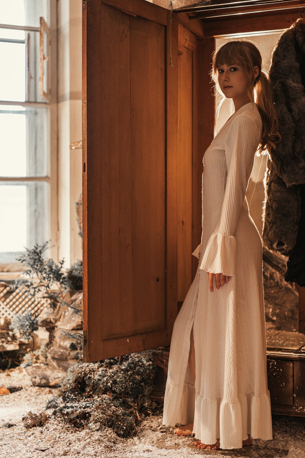 Lifestyle fashion photography in natural setting with beautiful light