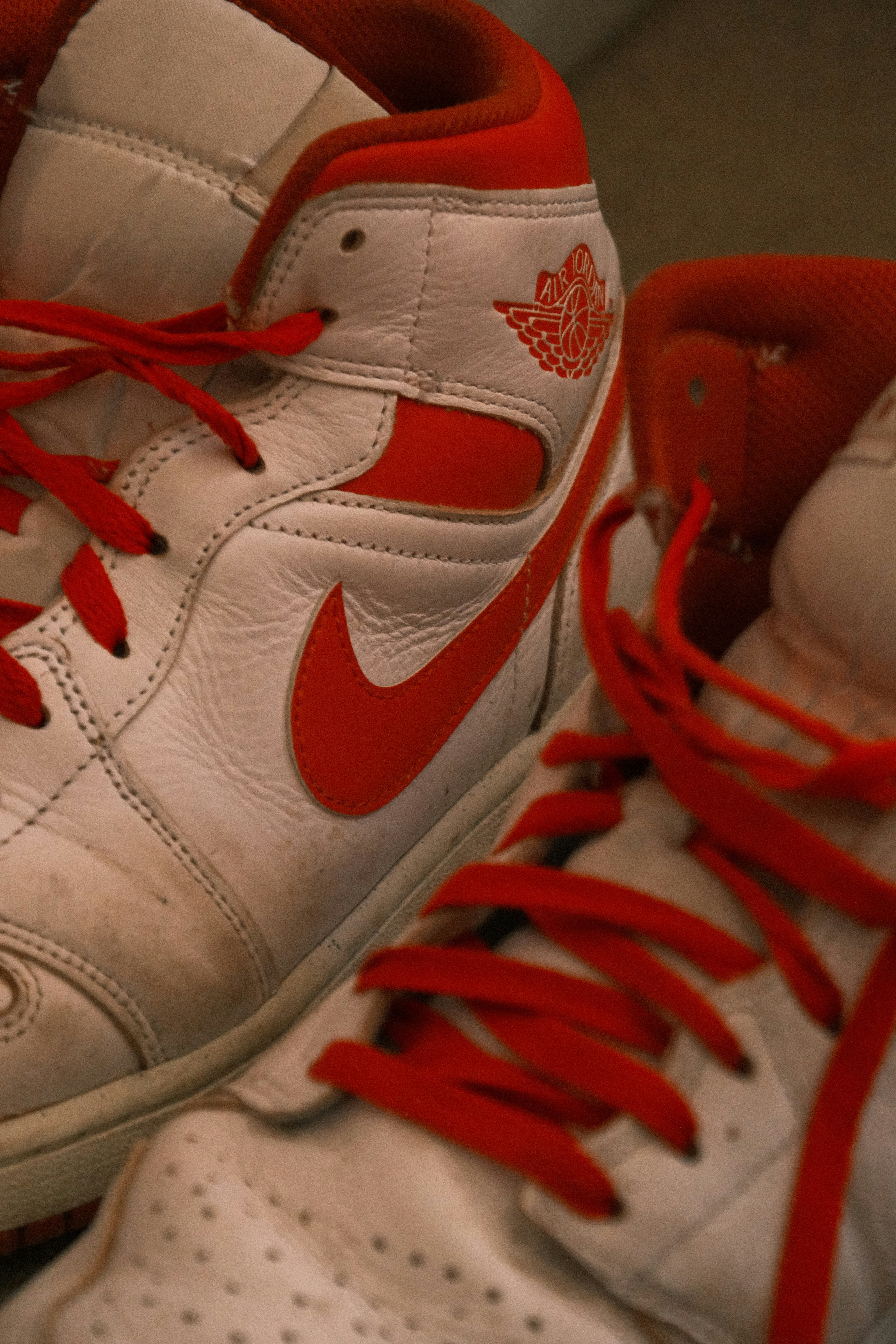 Close-up sepatu kets tinggi putih dan merah