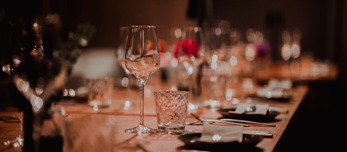 Mesa puesta con varias copas de vino elegantes