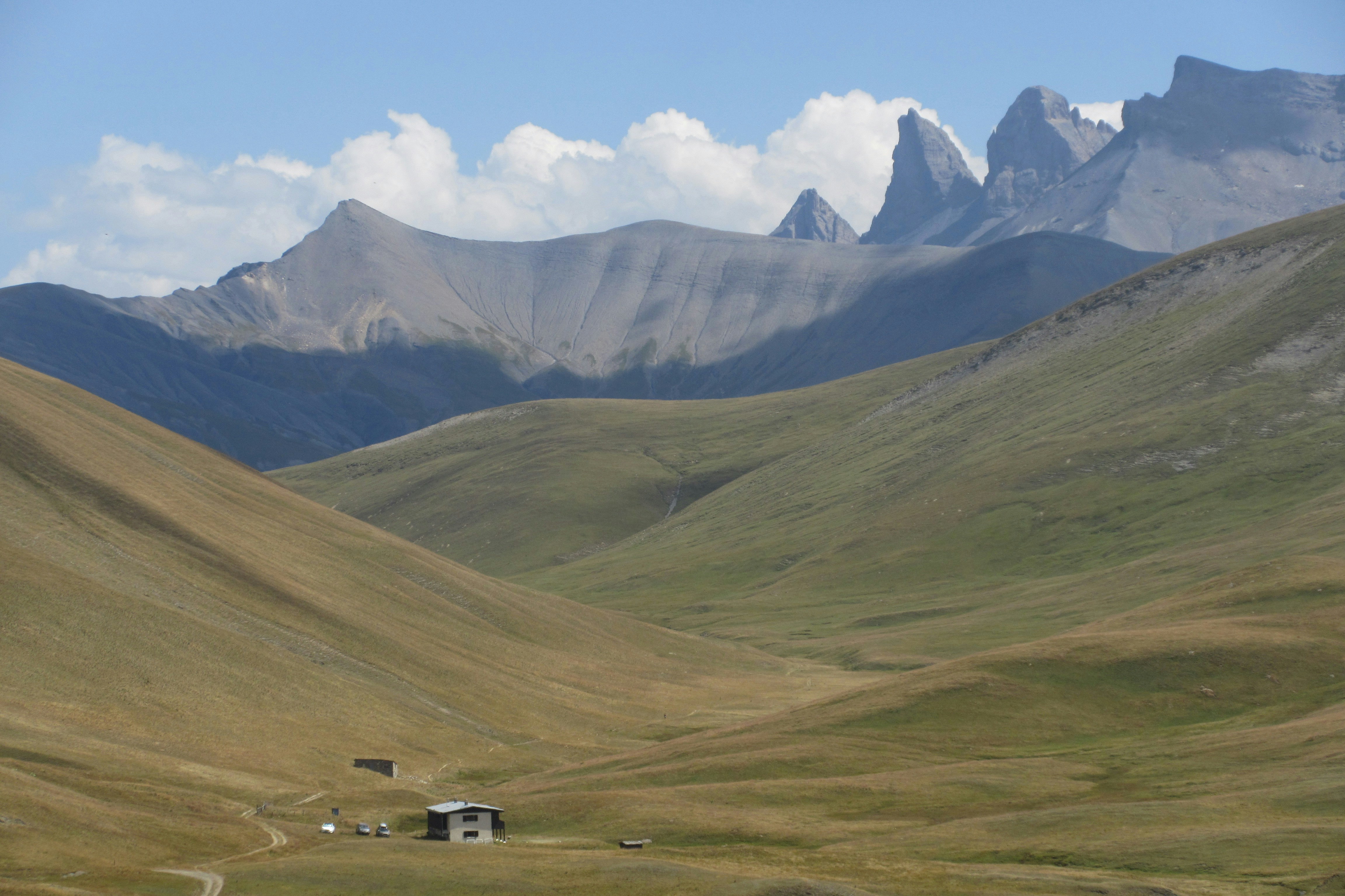 Un piccolo edificio incastonato in una vasta valle montuosa.