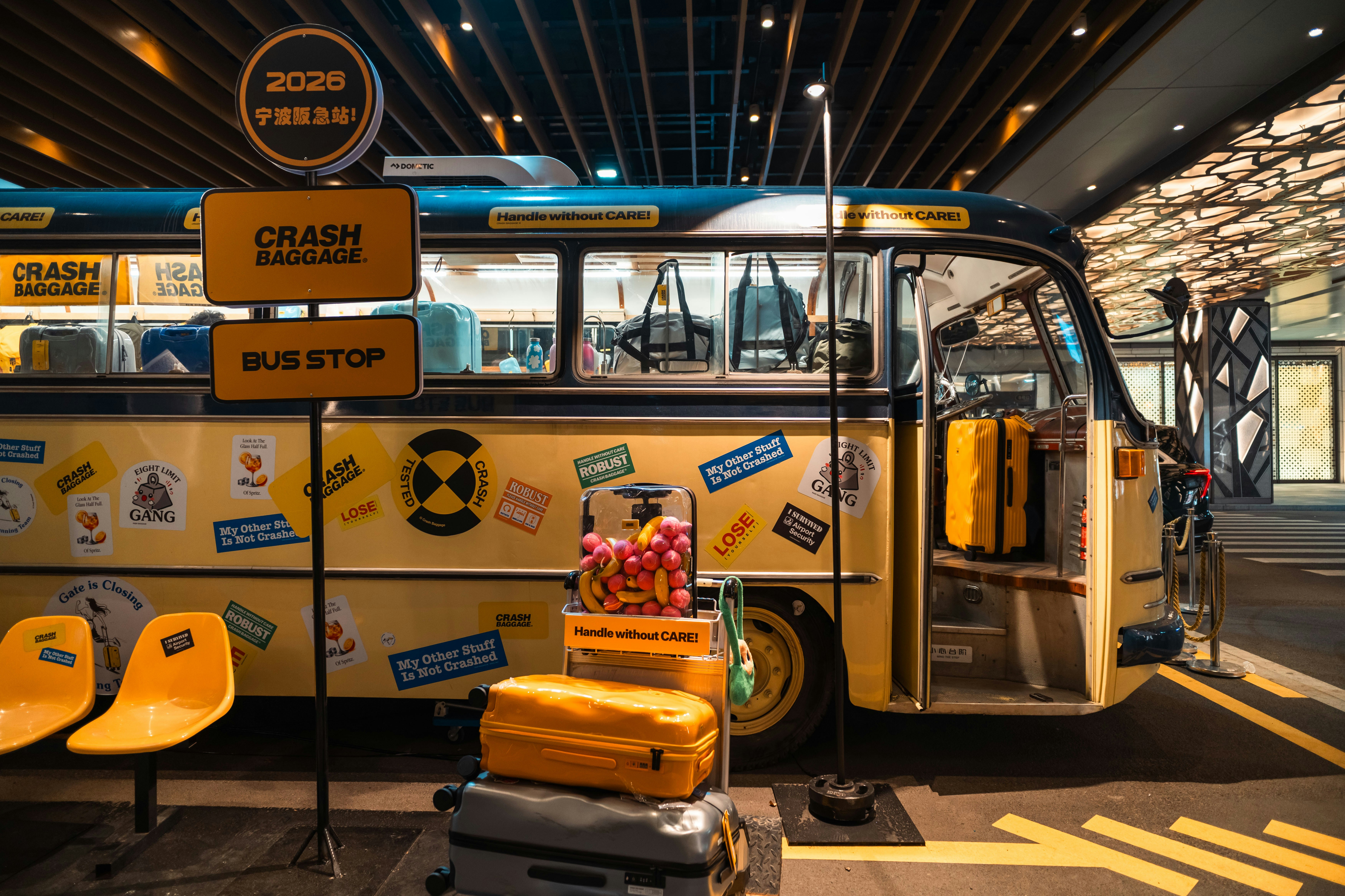 ステッカーや荷物で飾られたヴィンテージイエローのバス。