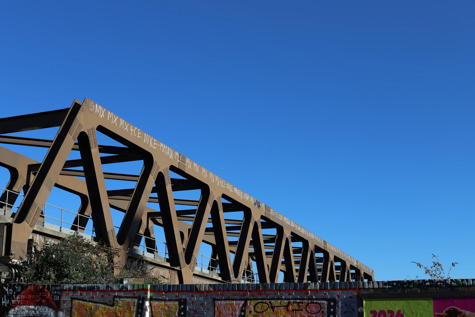 Charpente métallique rouillée contre ciel — structure portique
