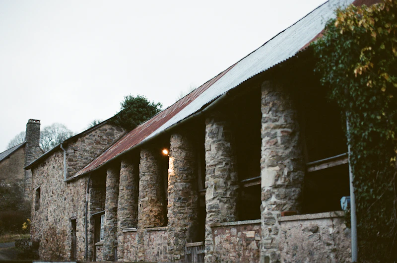 Antiguo edificio de piedra con porche cubierto
