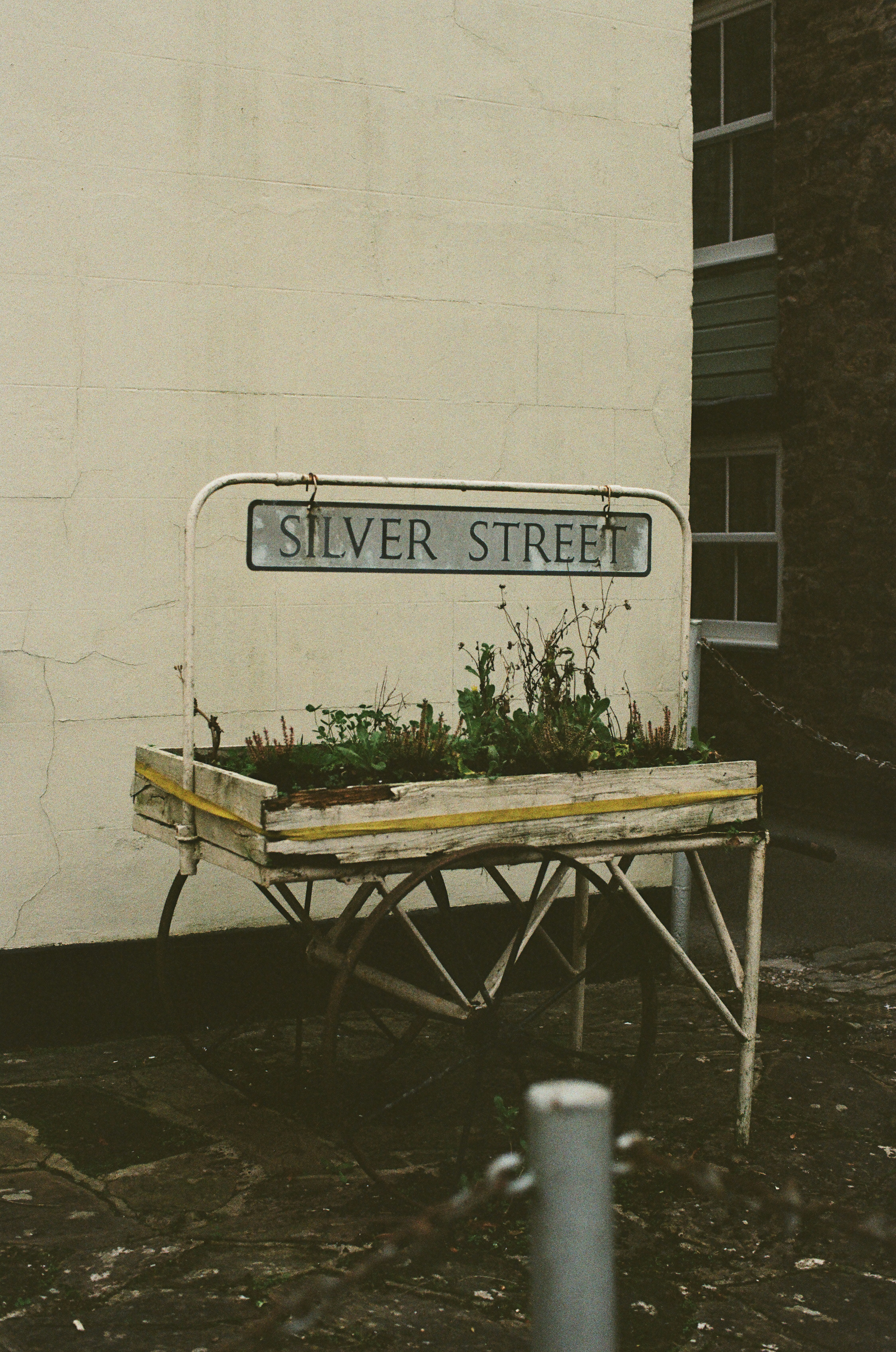 Cartello stradale d'argento sopra una vasiera