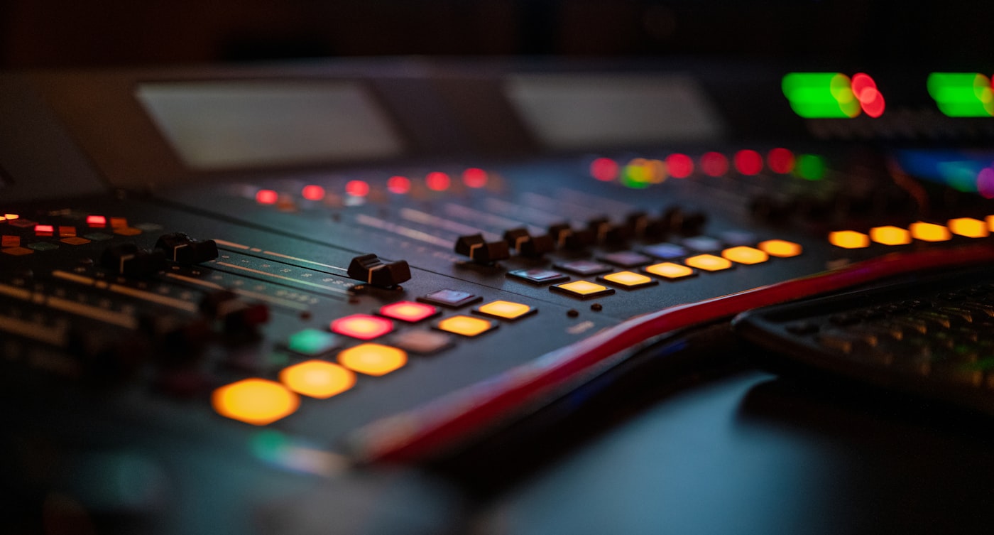Beleuchtetes Audio-Mischpult im Studio