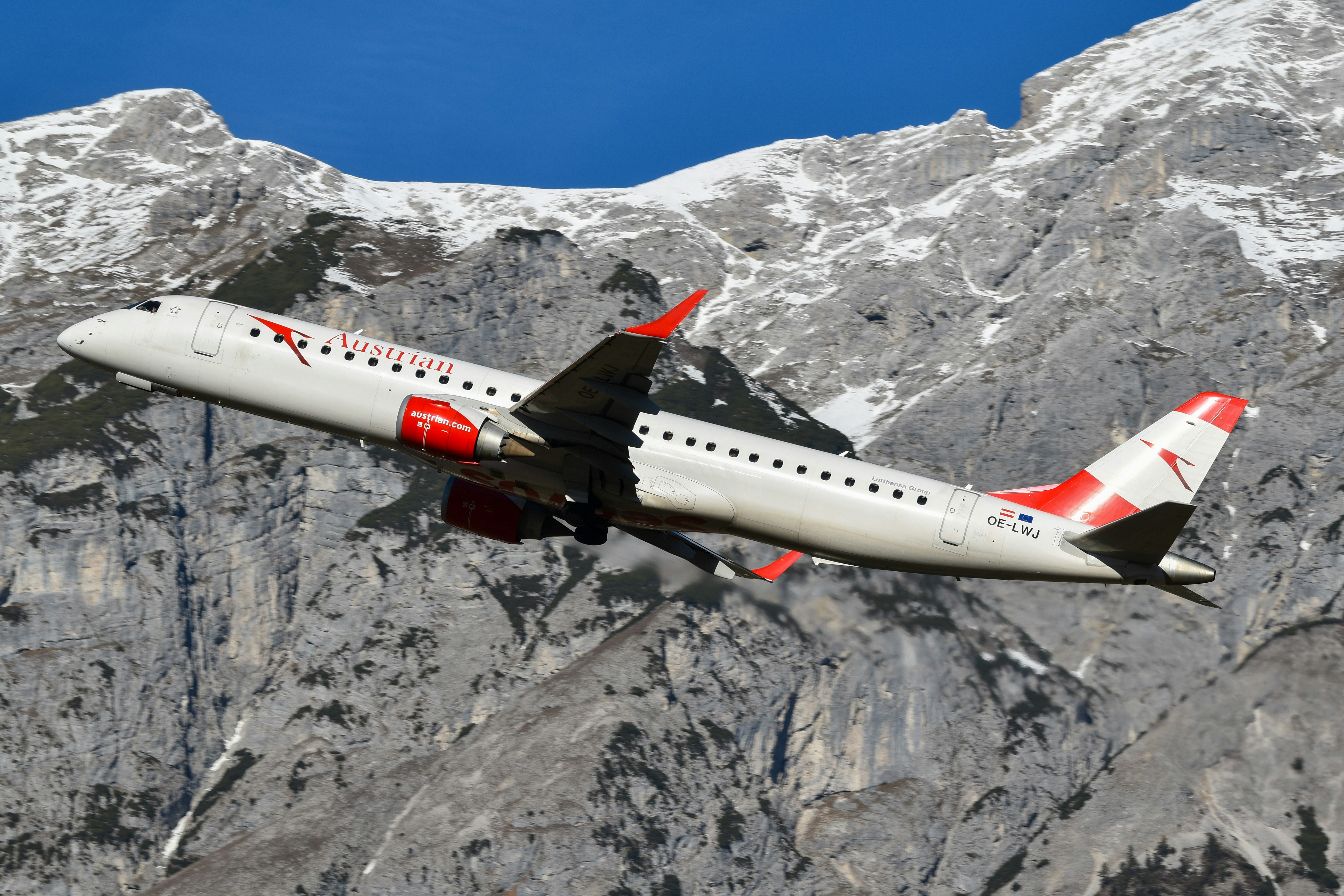 Avión volando junto a un paisaje montañoso rocoso