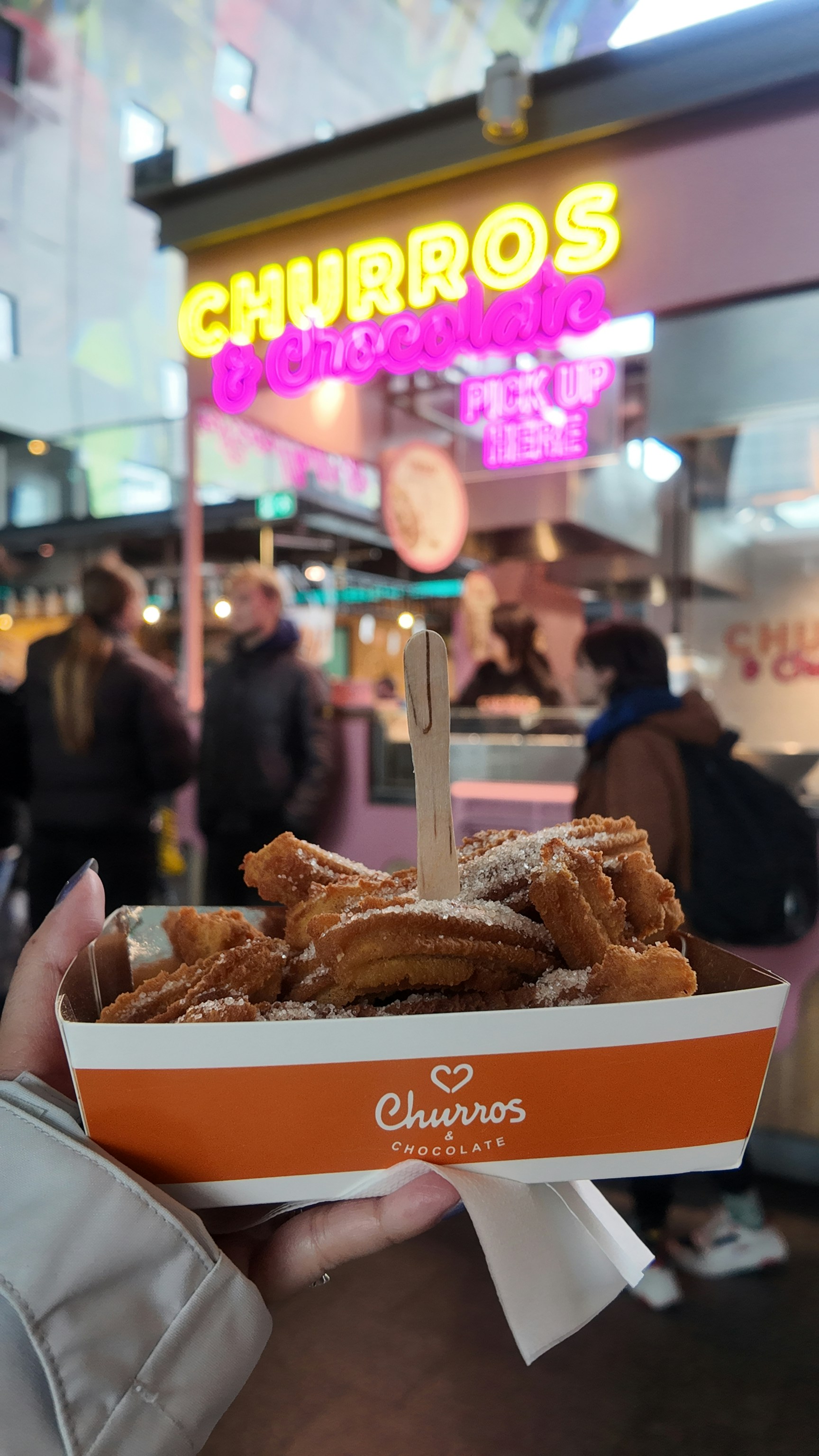 Frisch gemachte Churros, bestäubt mit Puderzucker