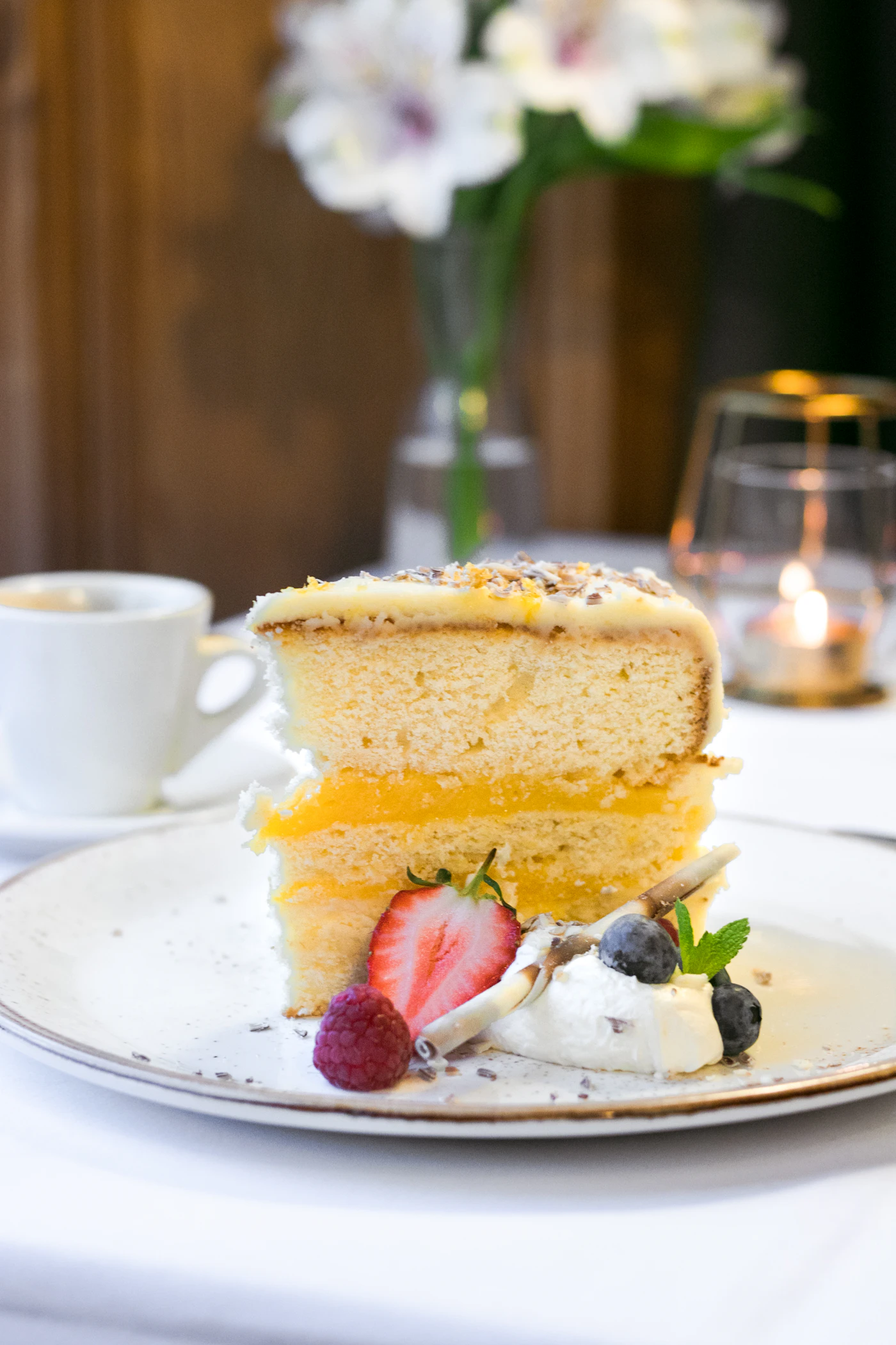 Torte mit Früchten und Sahne