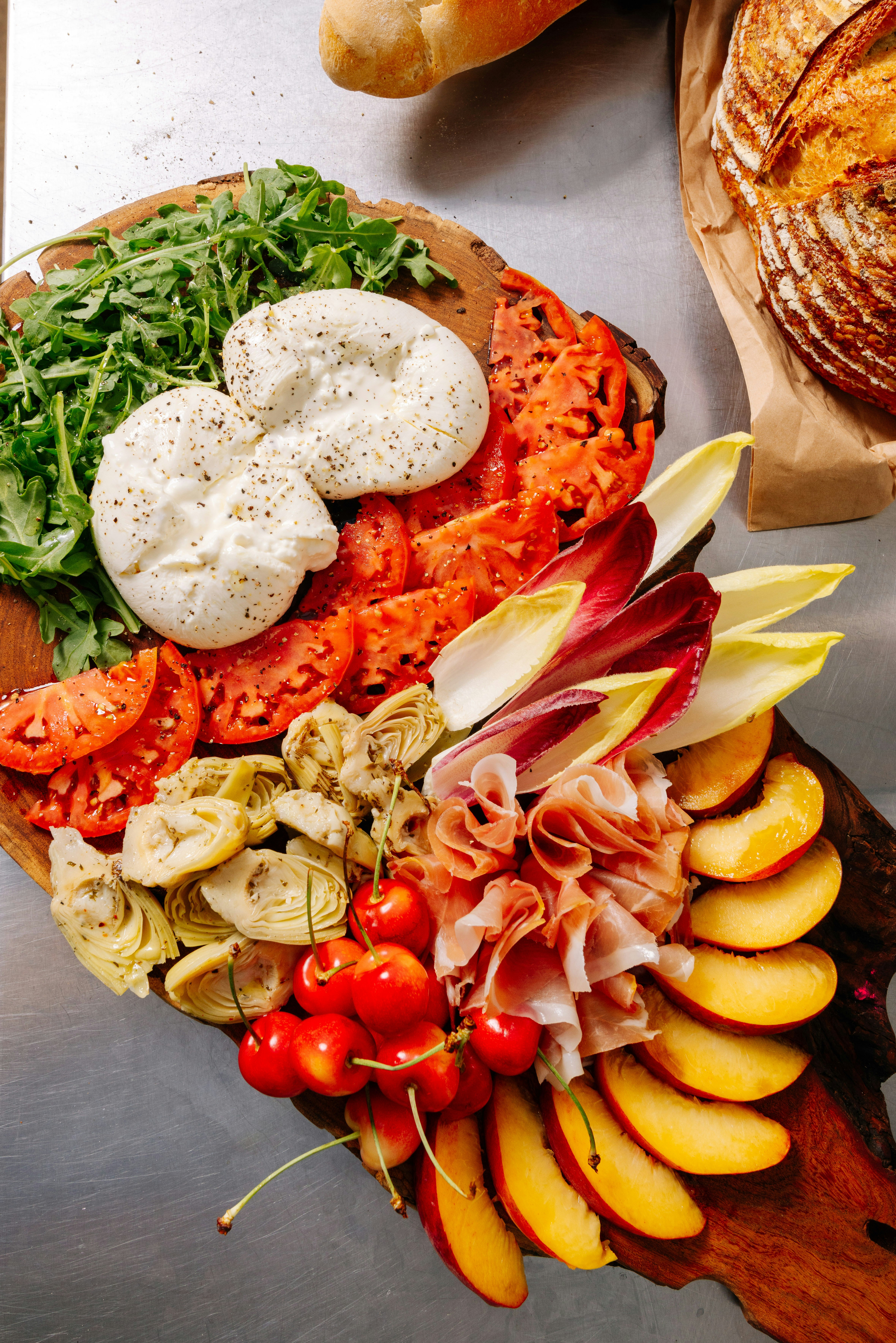 Ensalada Ligera de Atún con Maíz y Tomates Cherry en Hojas de Endibia