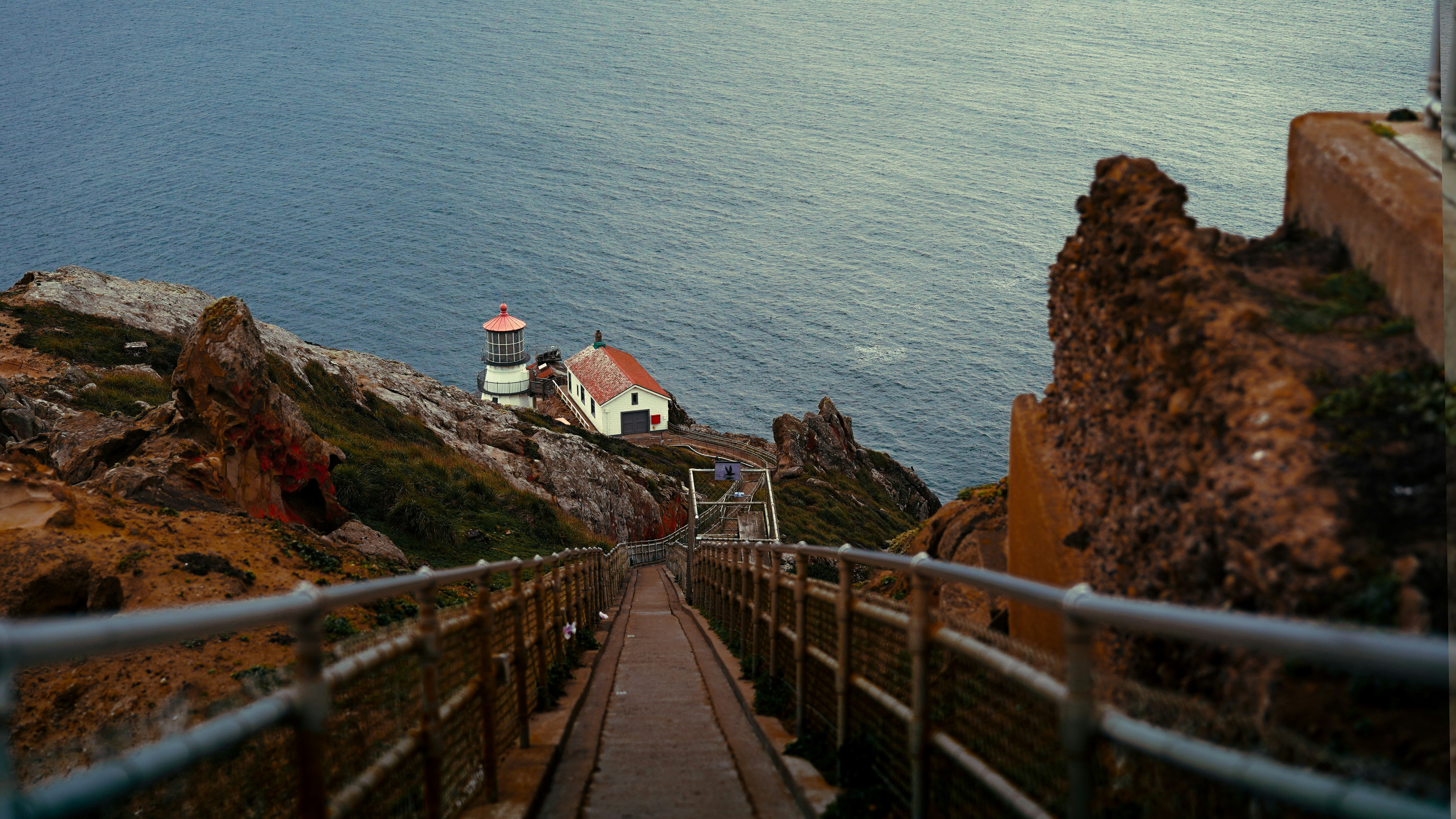 Leuchtturm an einer felsigen Küste mit Blick auf den Ozean