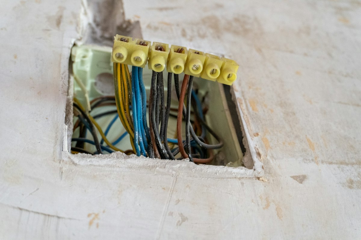 Raccorder une batterie 51,2 V : câbles et protections DC
