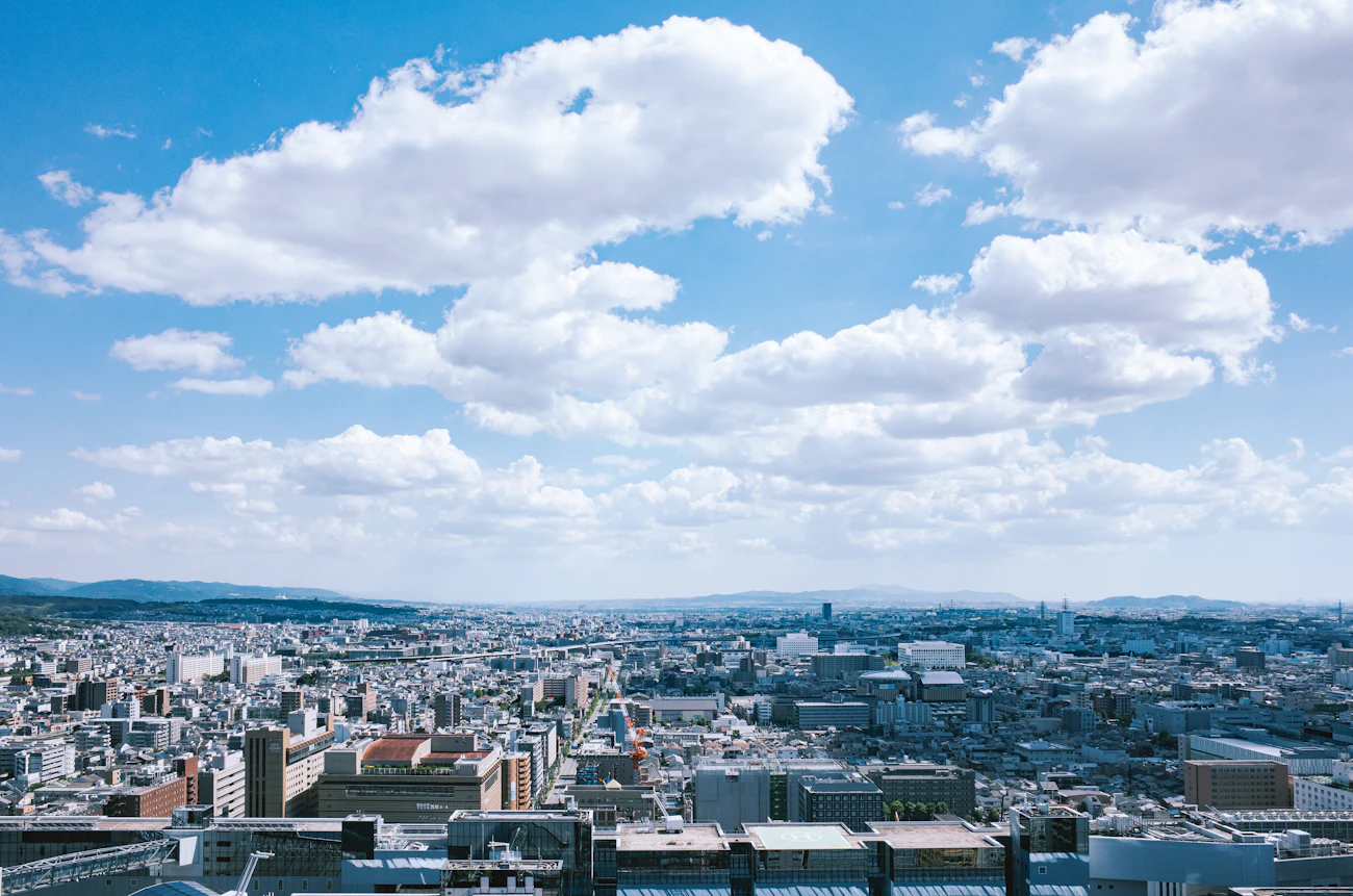 青空の下に広がる日本の都市風景