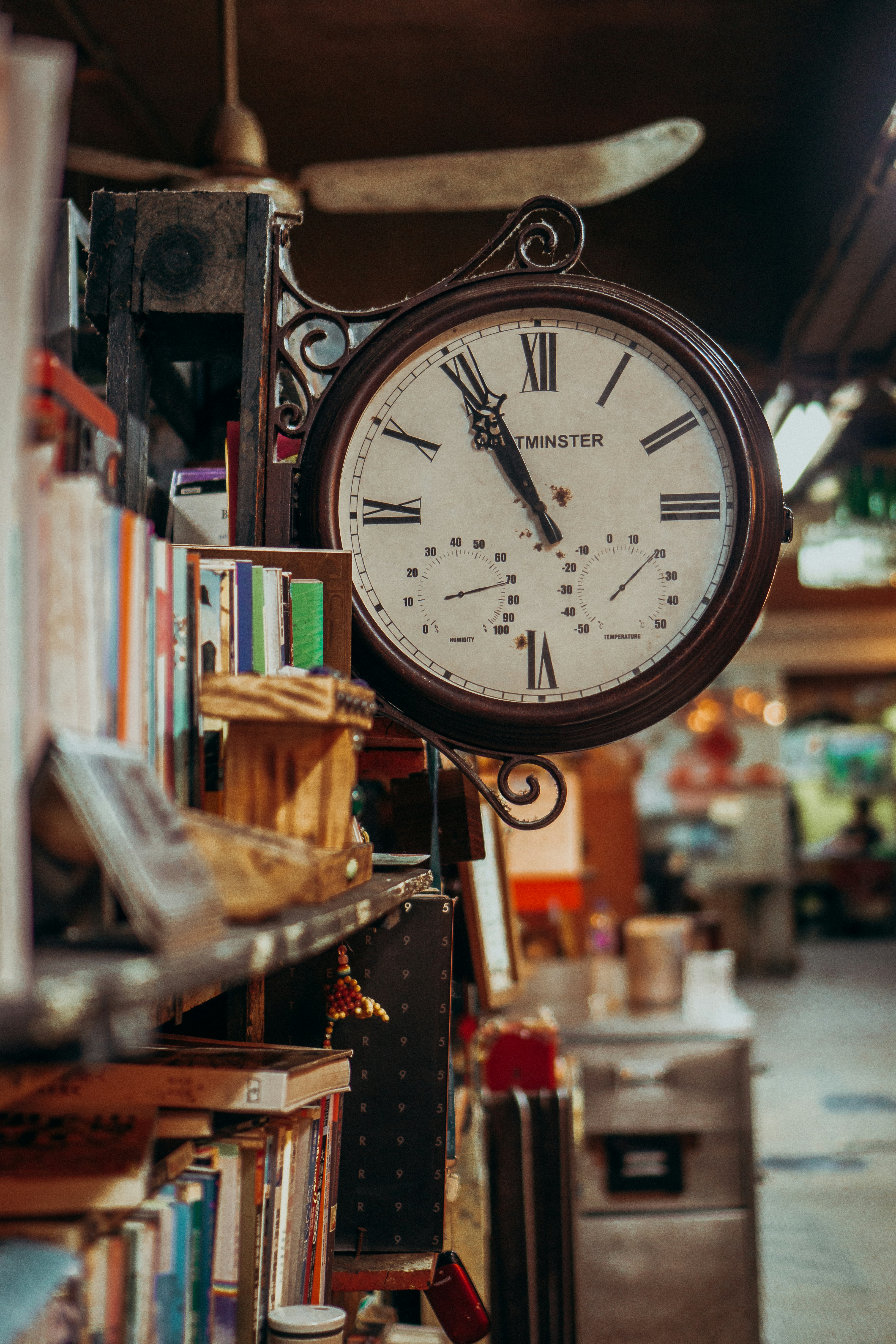 STILL LIFE OF A COLLECTION OF ANTIQUE CLOCKS WITH A WARM BACKGROUND Stock  Photo - Alamy, image size:3000x4500