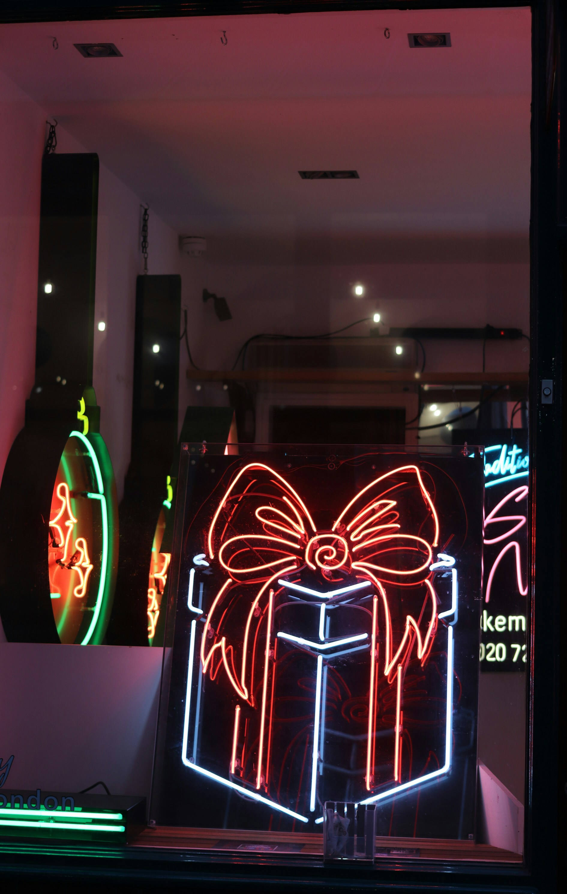 Micro‑Experience Gift Retail in 2026: How Pop‑Ups, Semantic Tags, and Privacy‑First Personalization Lift AOV