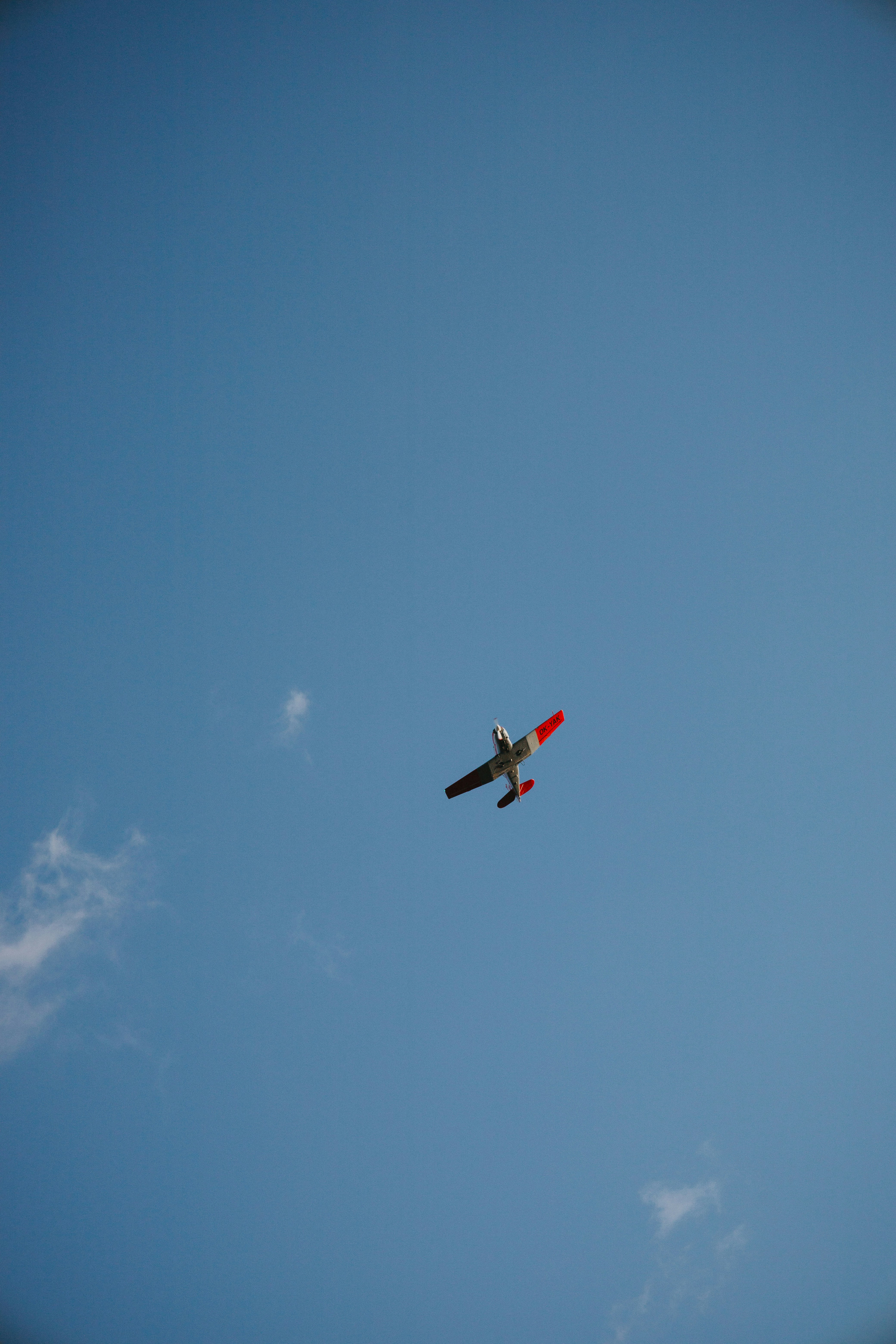 澄んだ青空を飛ぶ小さな飛行機。