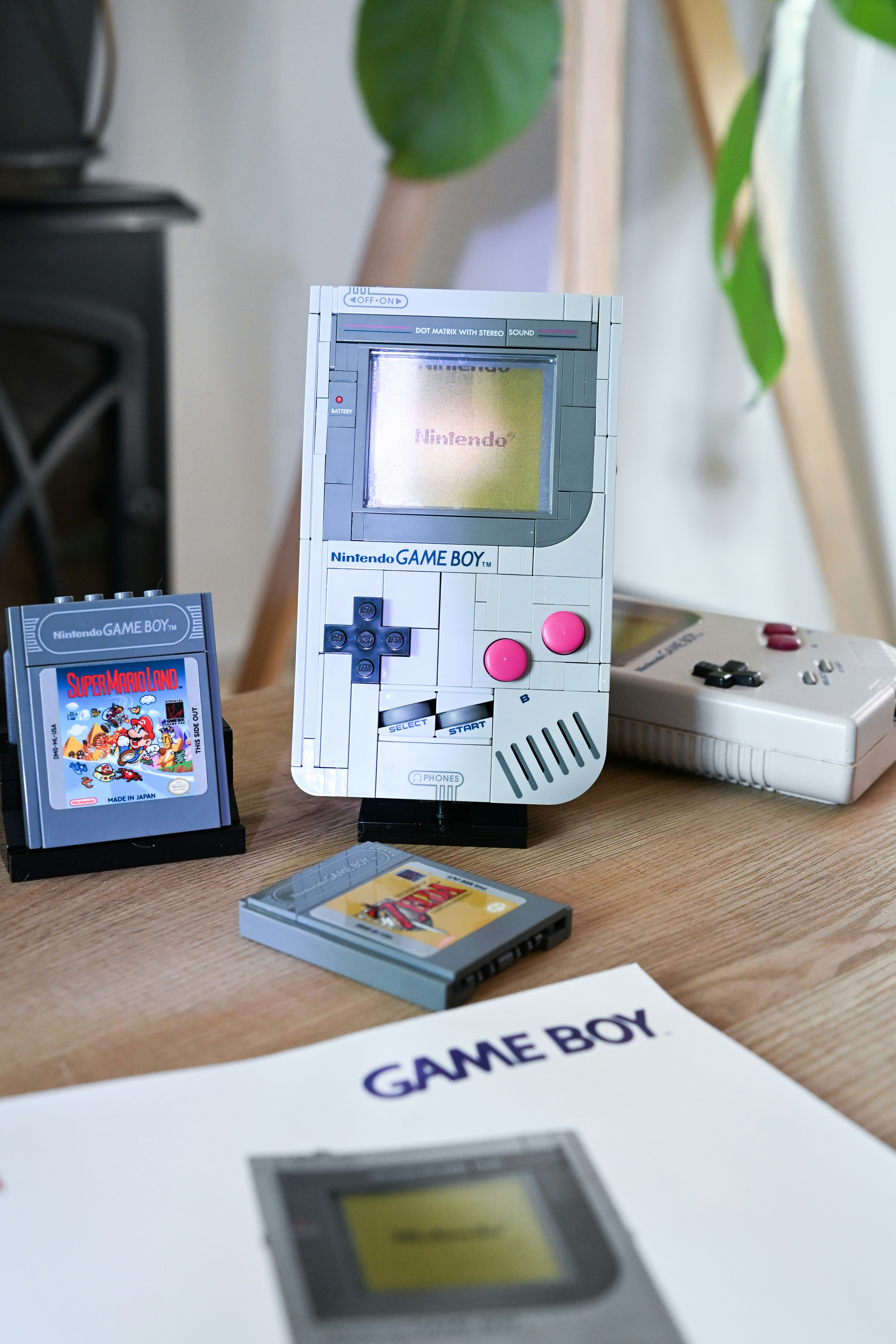 Console Nintendo Game Boy e exibição na tela dos cartuchos