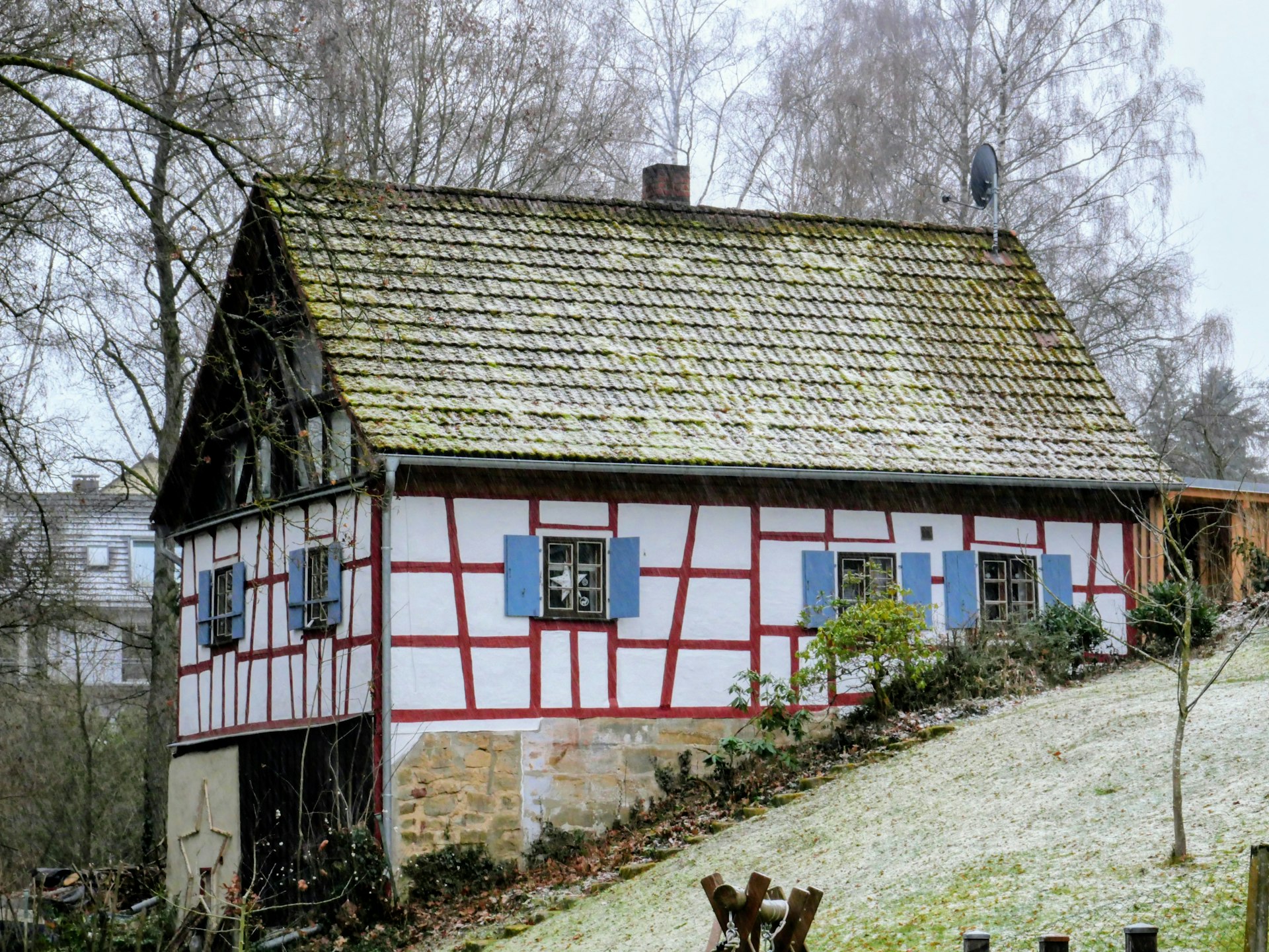 Historisches Fachwerkhaus mit blauen Fensterläden im LVR-Freilichtmuseum Kommern