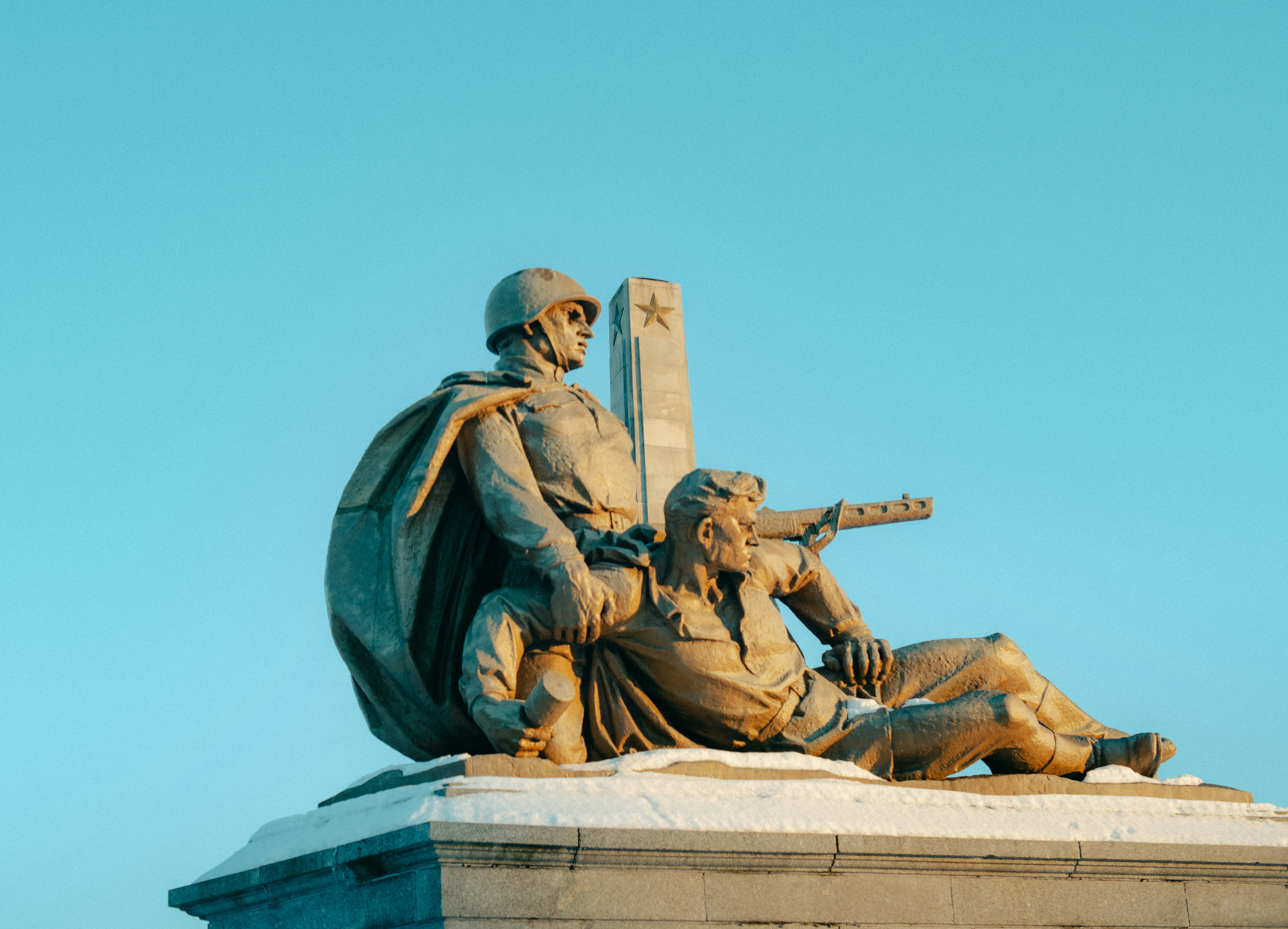 Statue de deux soldats contre un ciel bleu clair