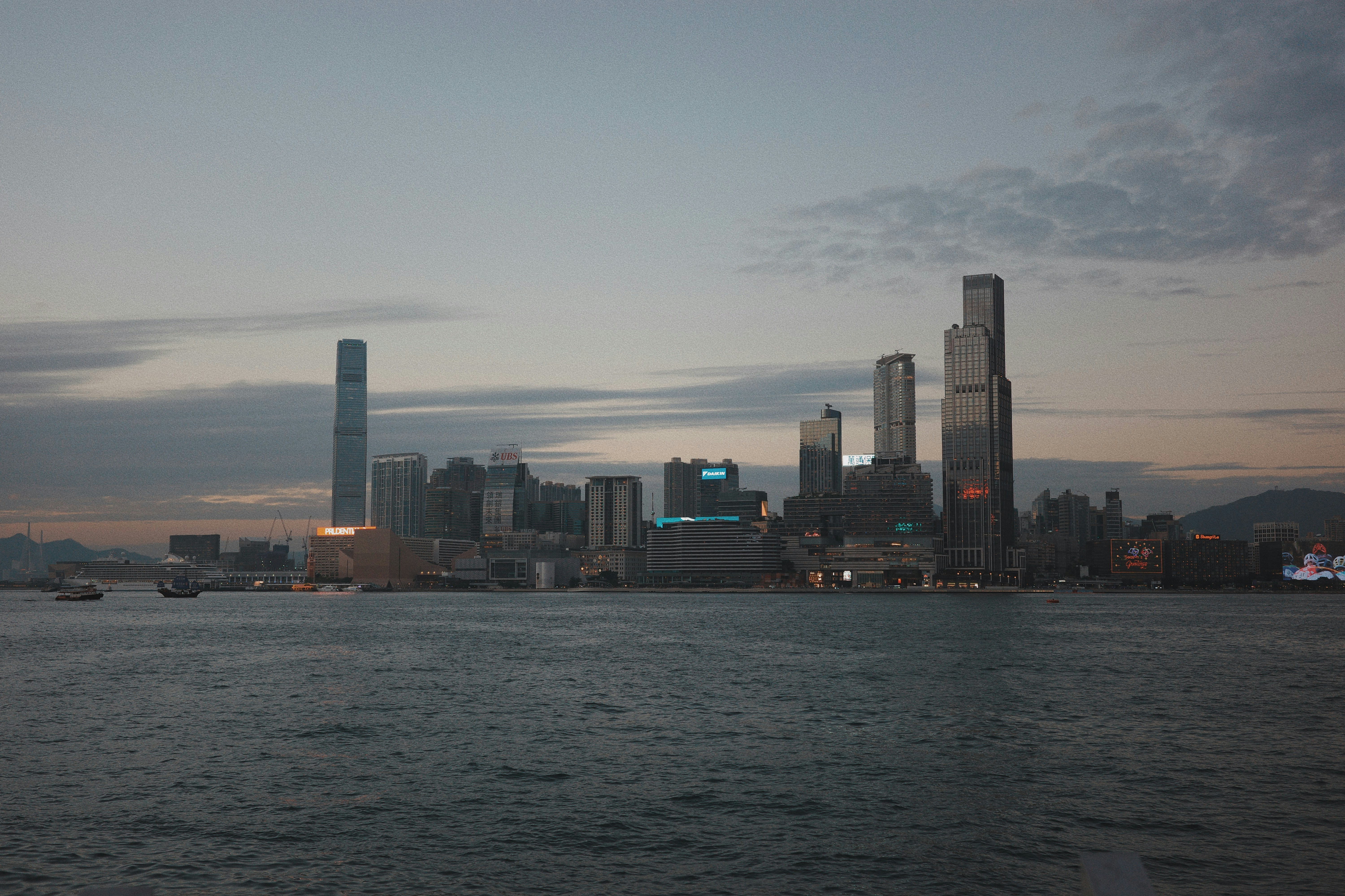 Crisis: El Golpe Iraní a Buque Petrolero Sacude Mercados Globales