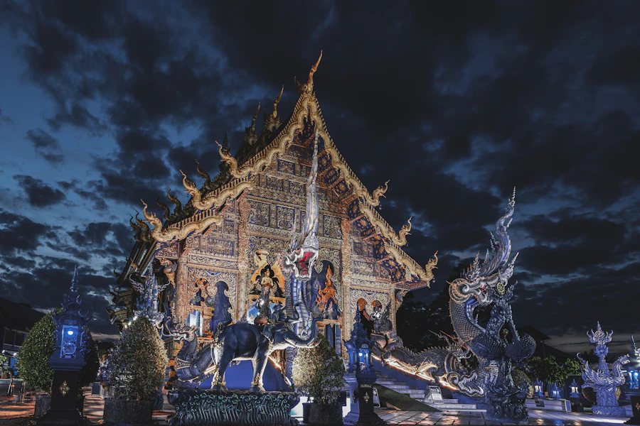 僧侶在燭光中帶領天燈節儀式