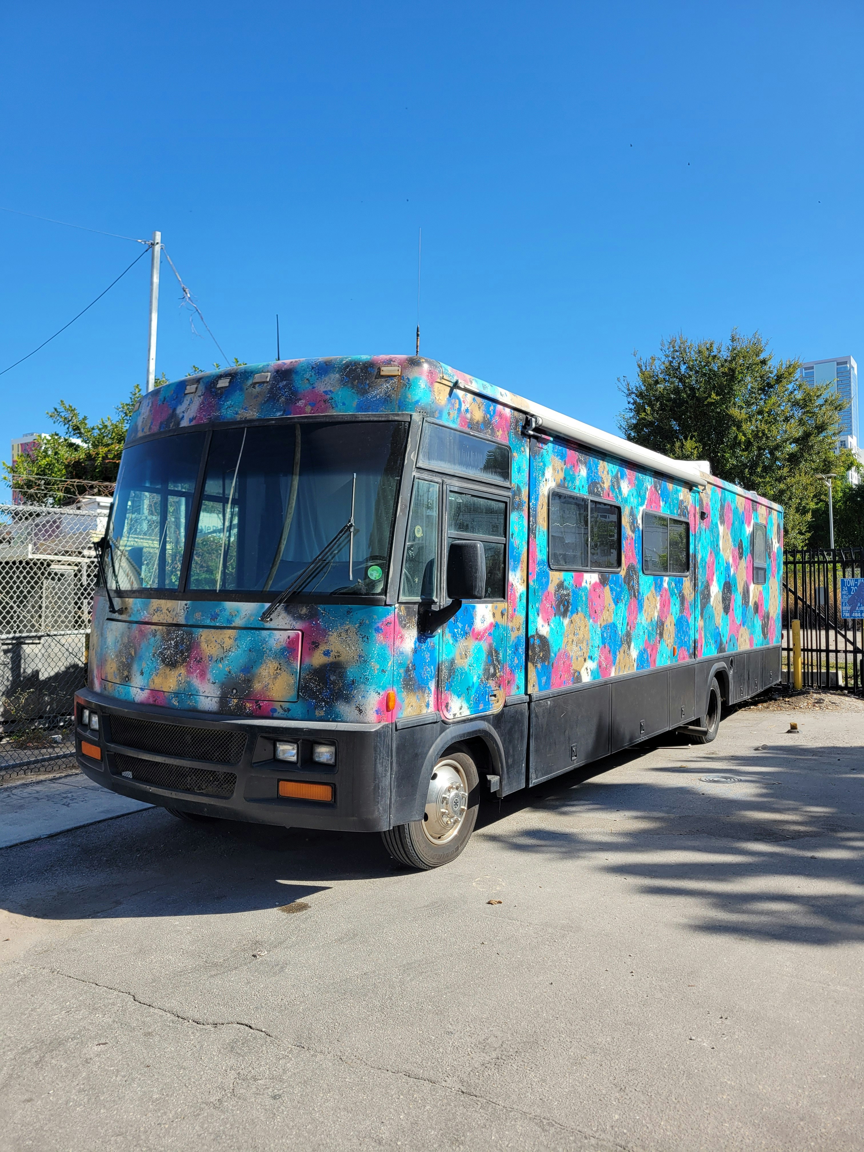 Autocaravana con colorido diseño de arte abstracto