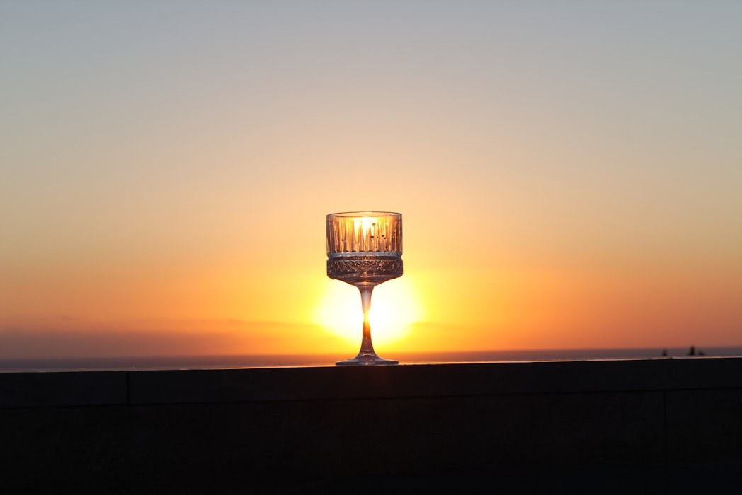 Verre à vin en contre-jour au coucher du soleil