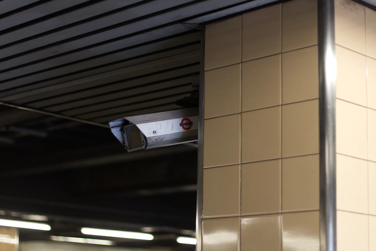 Cableado de red y equipos de comunicaciones, símbolo de la necesidad de segmentación y control de acceso.