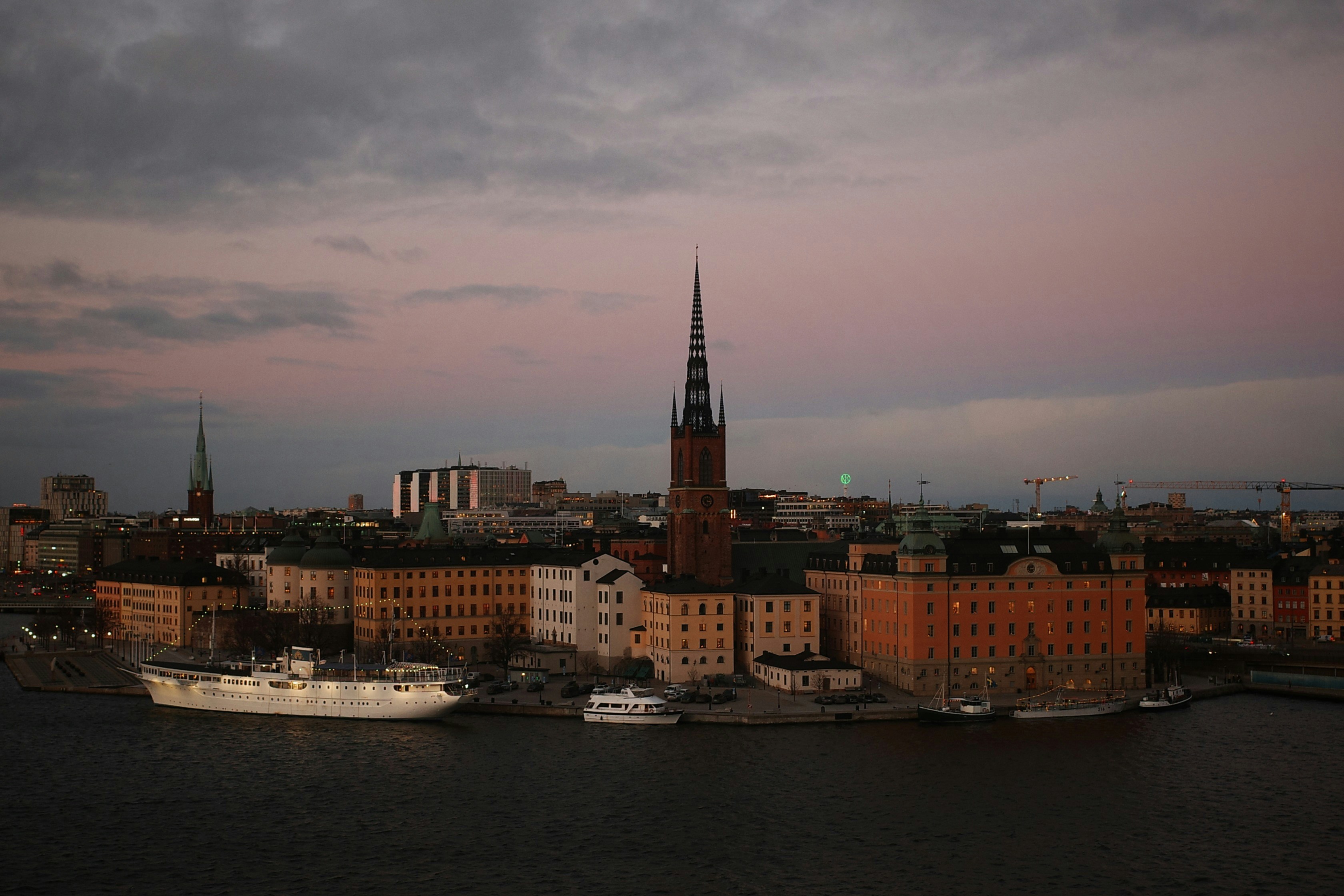 The Ultimate Watch Party: Hosting Cruise-Inspired Gatherings Around Popular Shows