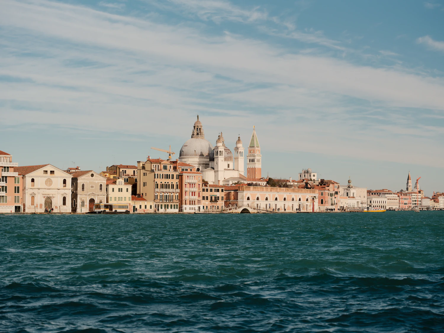 Les toits et campaniles de Venise sous un ciel bleu