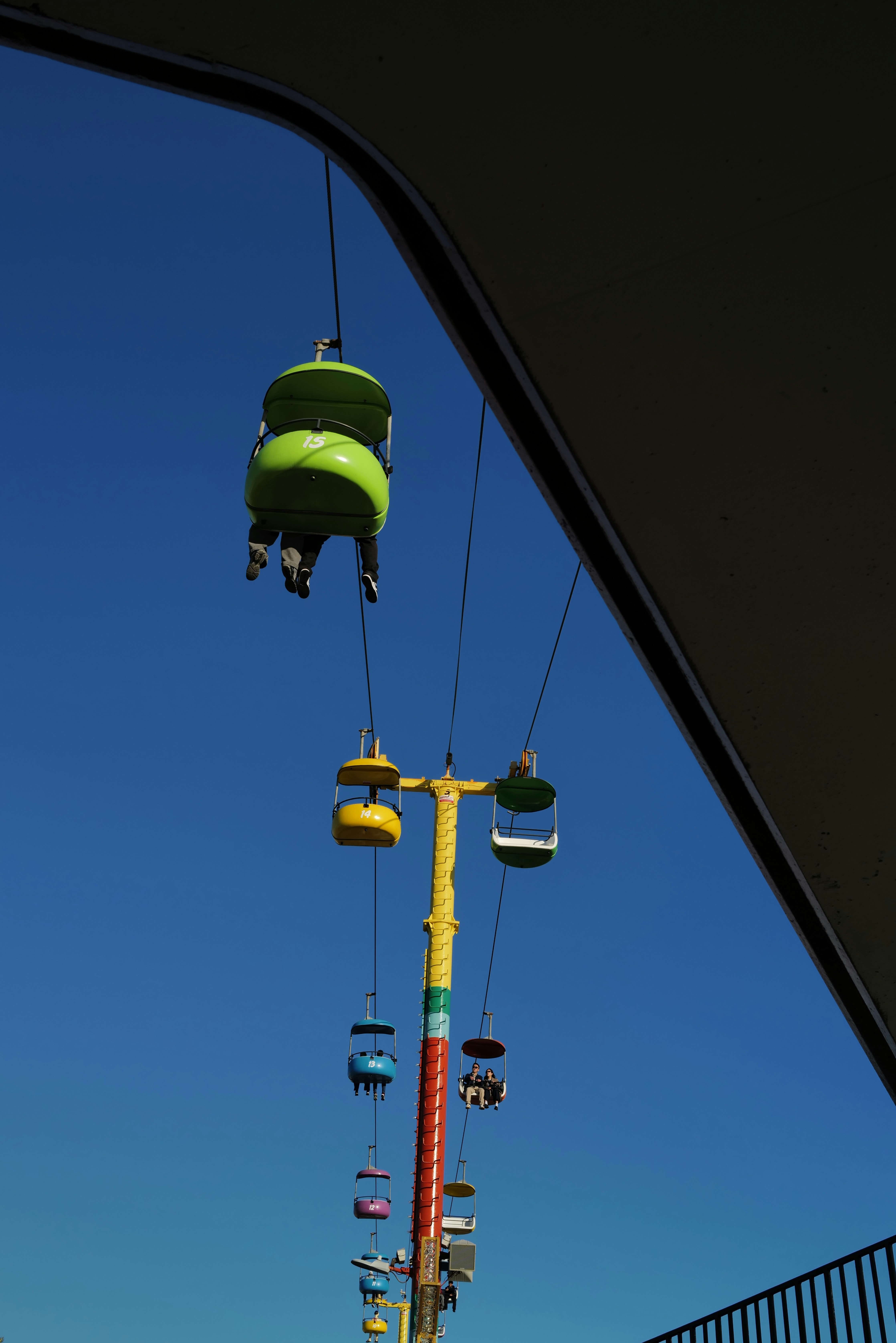 Gondole colorate salgono su un'alta giostra del parco divertimenti.