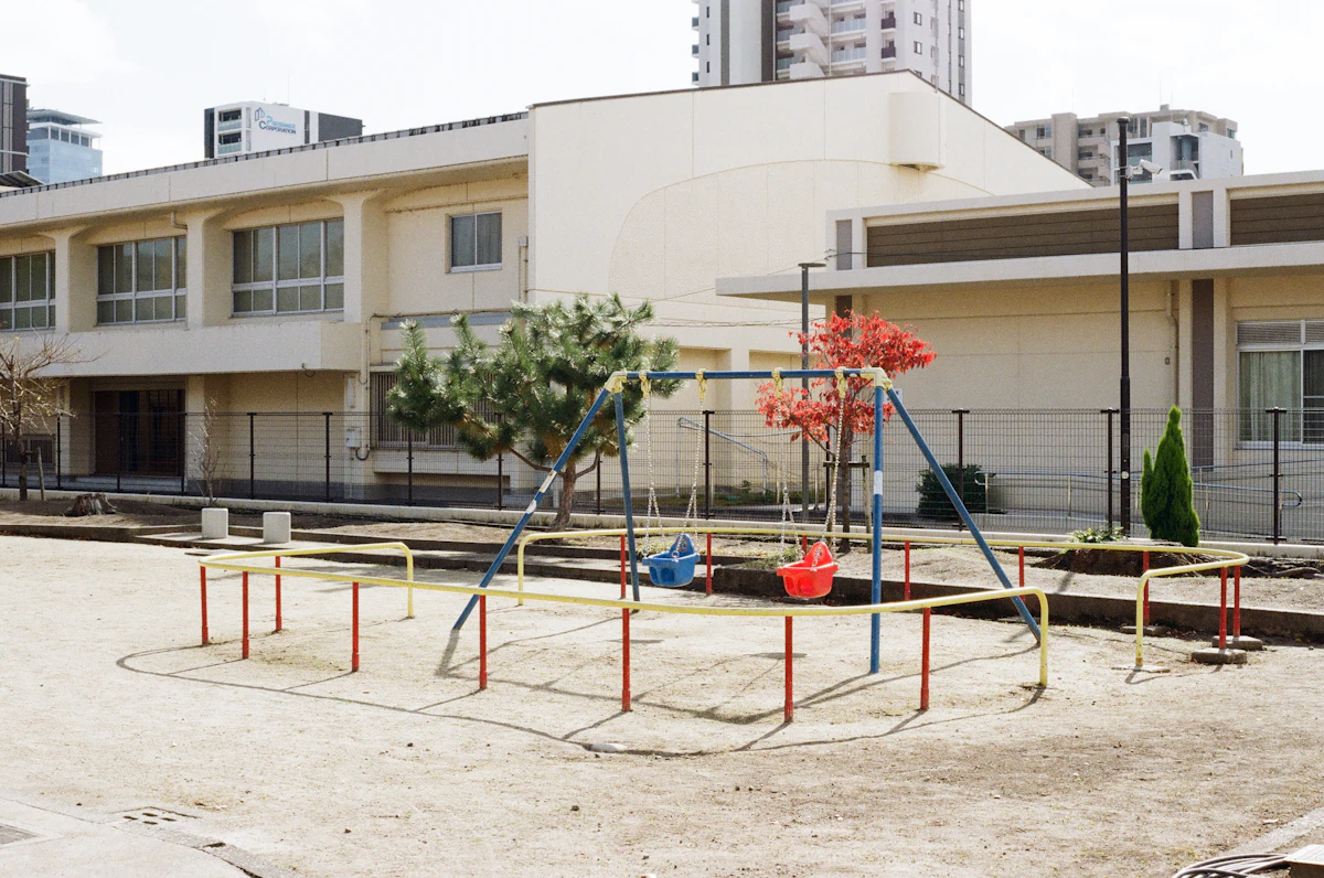 Playground em frente a ambiente escolar