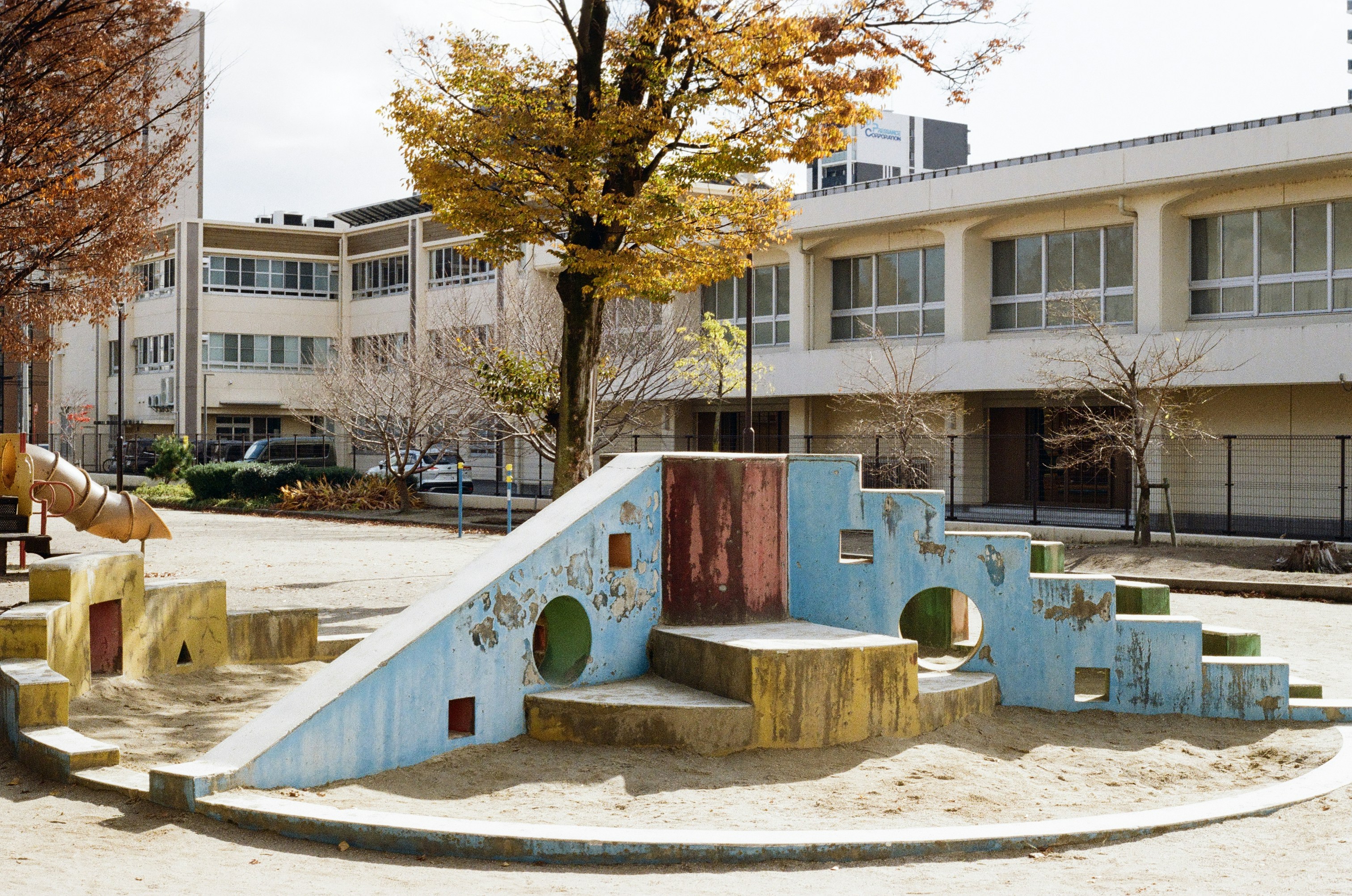 Uma estrutura colorida de parquinho no pátio de uma escola.
