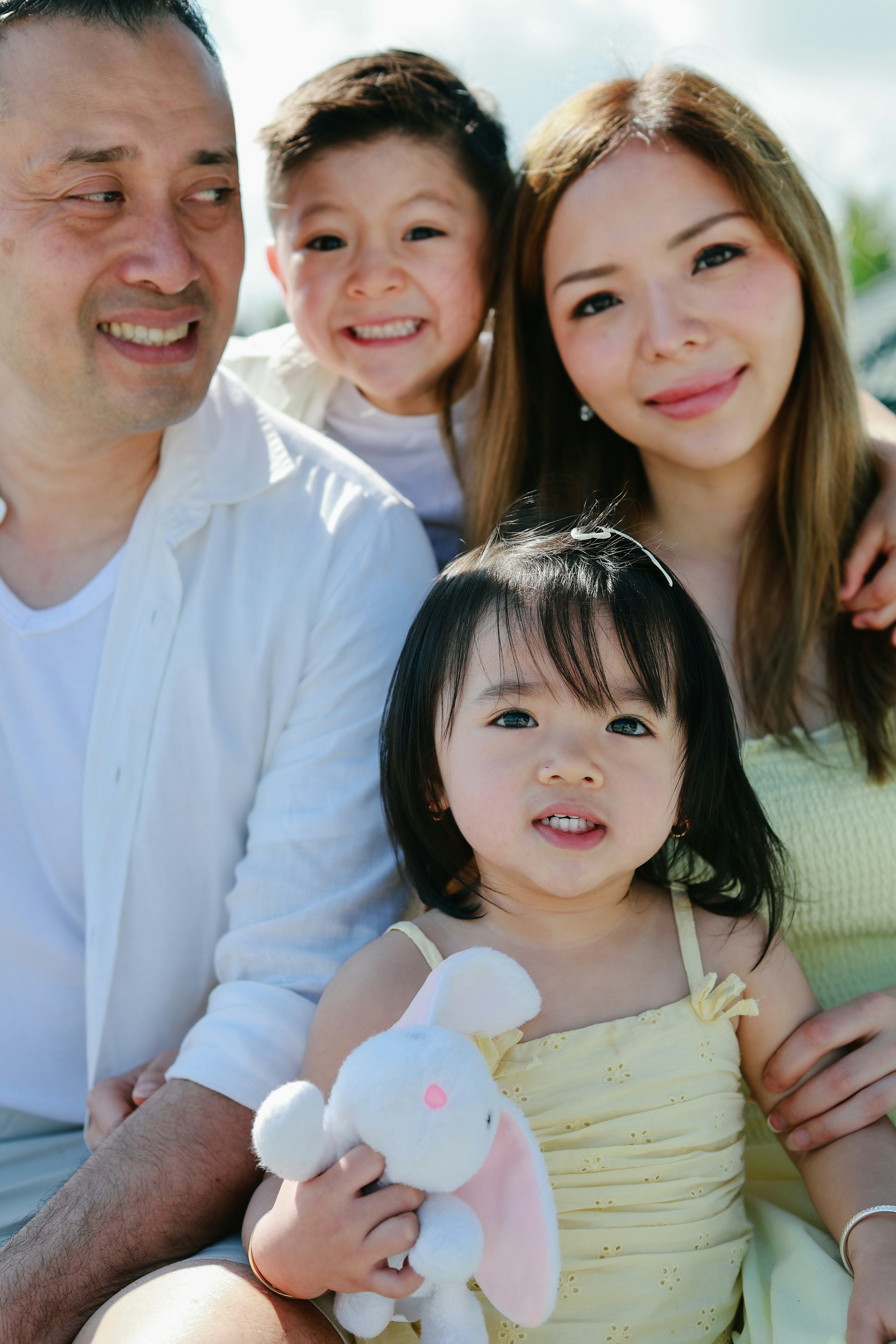 Familie auf einem gemeinsamen Ausflug in den Bergen