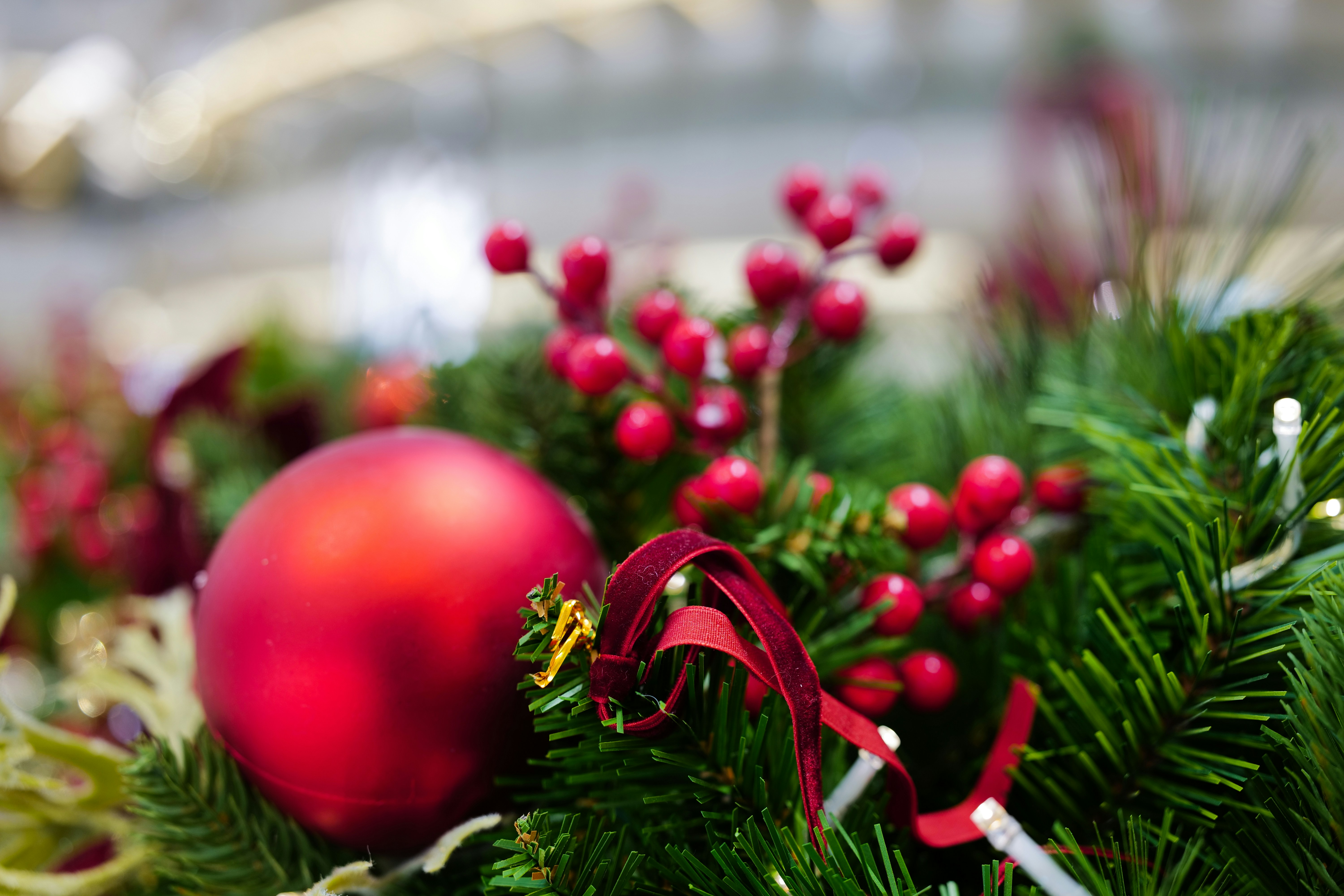 Roter Weihnachtsanhänger mit Beeren und Kiefernnadeln