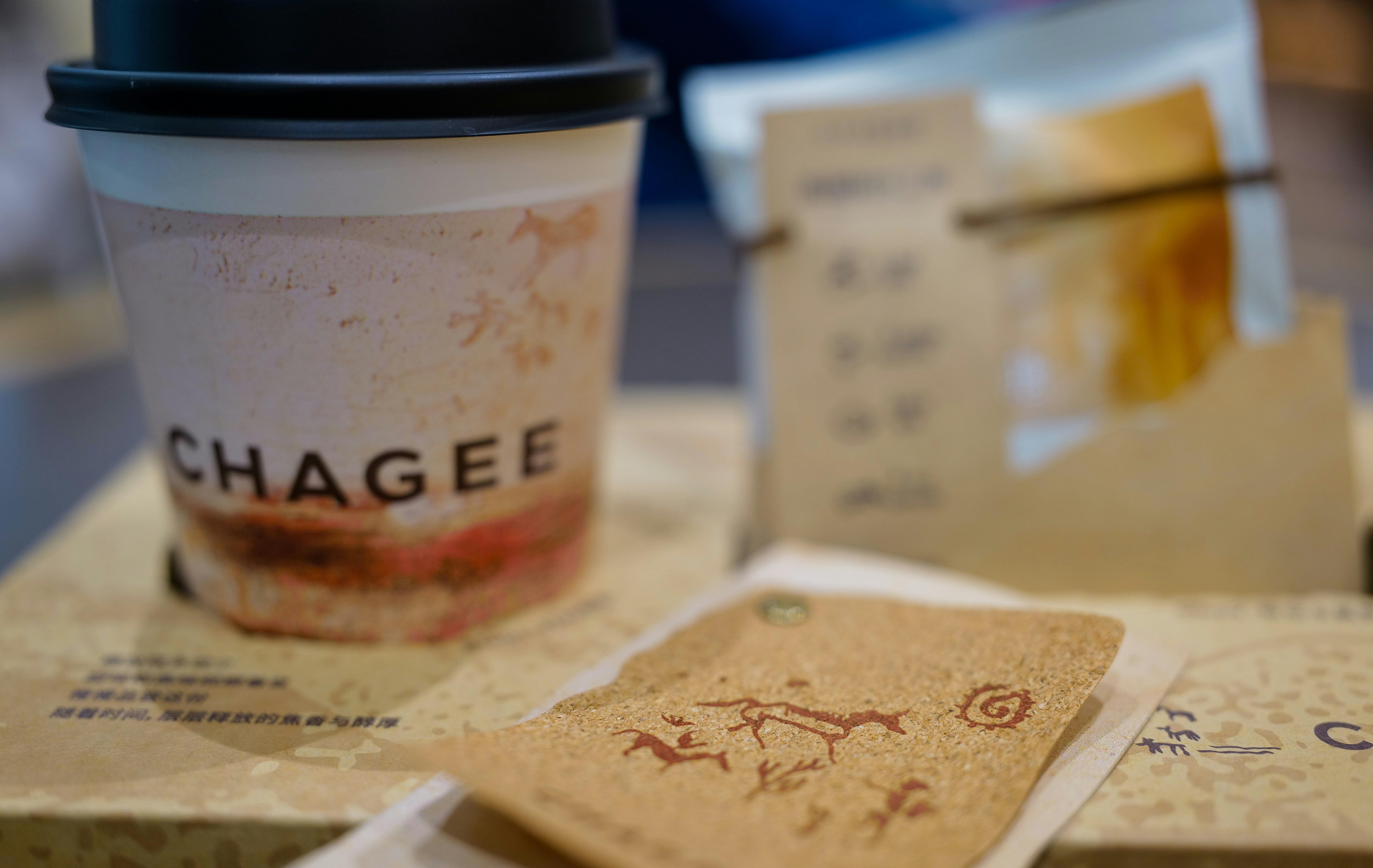 Chagee-Getränk mit einem kleinen Keks und Verpackung