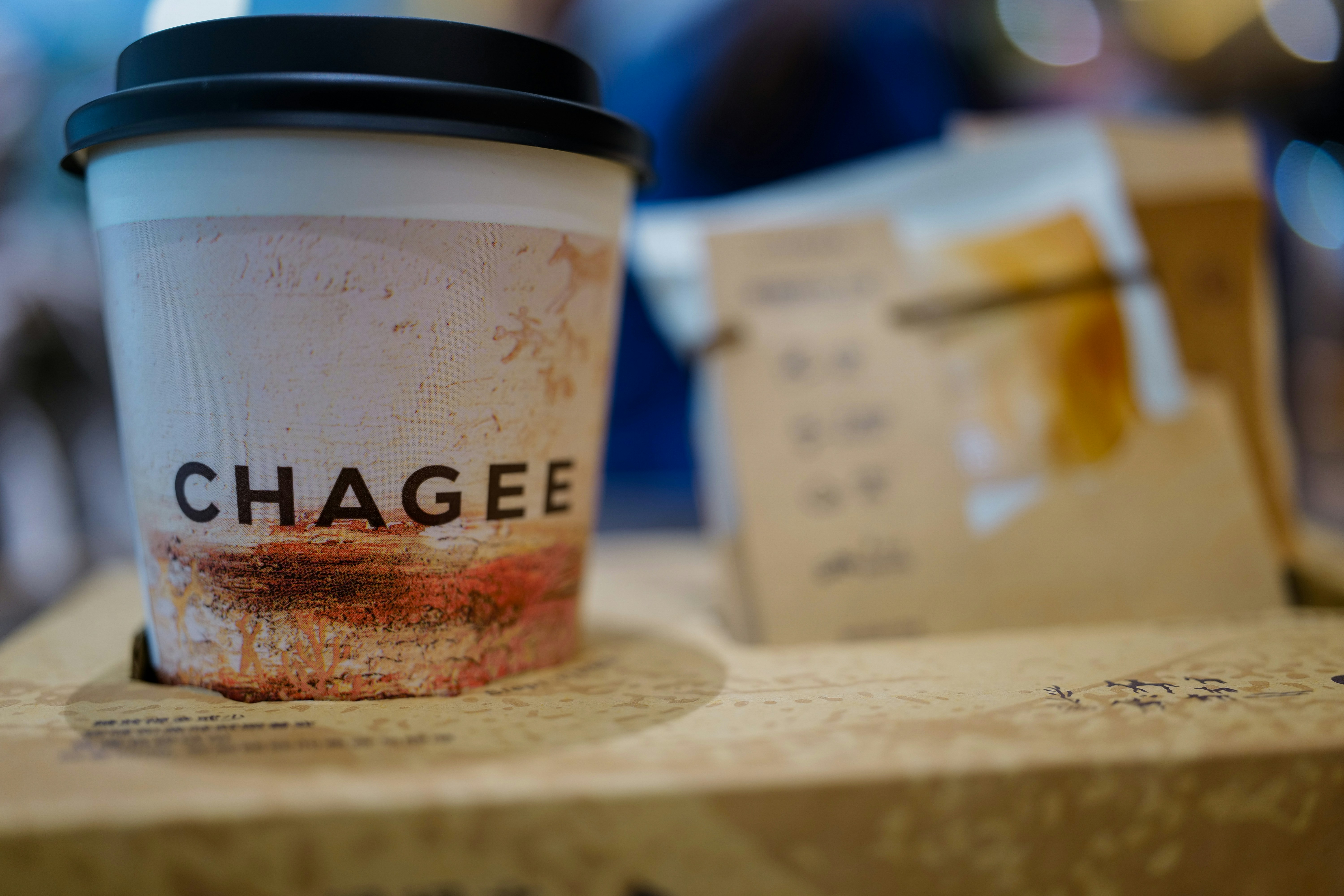 Chagee-Markenbecher mit Zuckerpäckchen