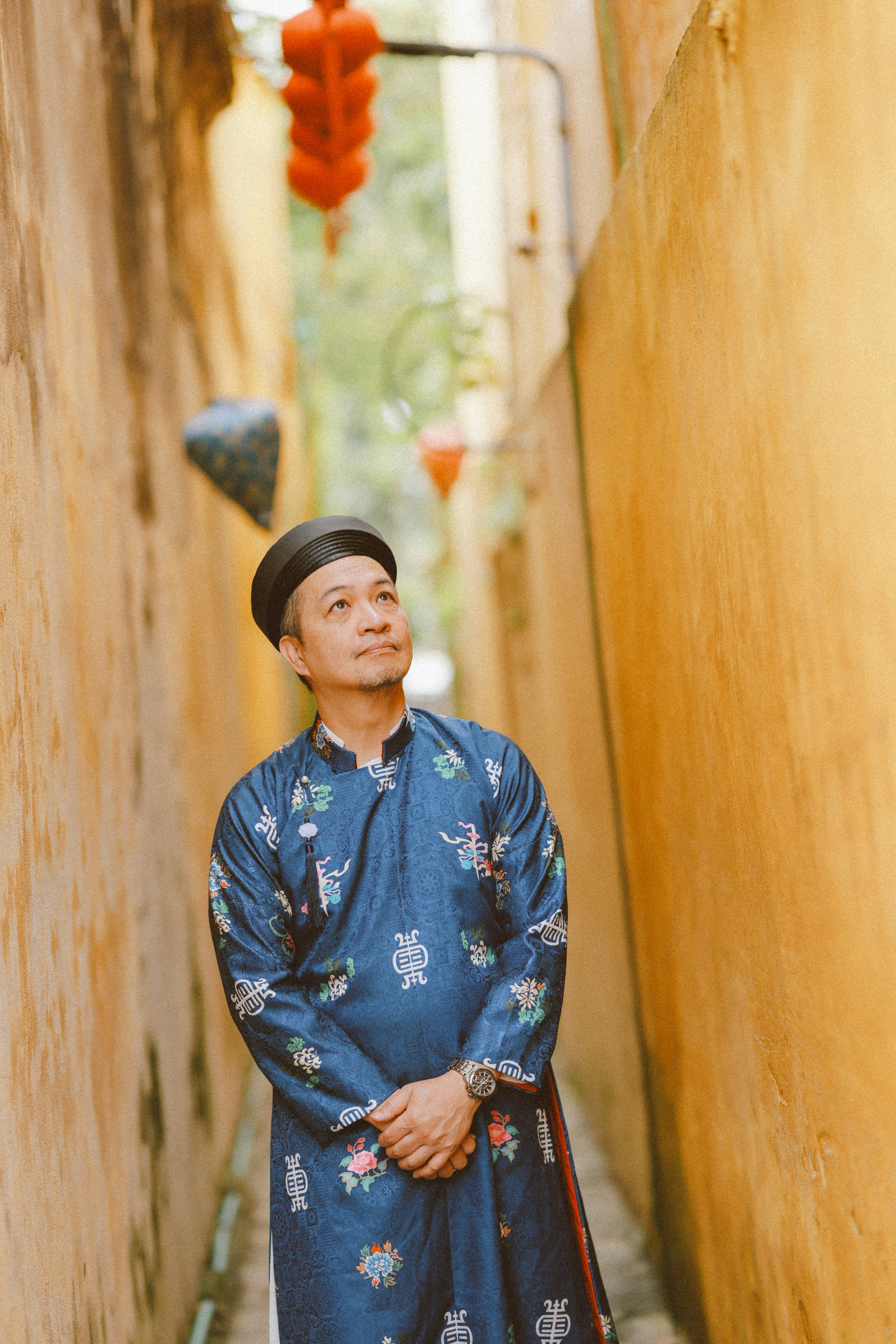 Festival Micro‑Sets and The New Margin Engine: Designing Attention‑Scarce Race Village Stages in 2026