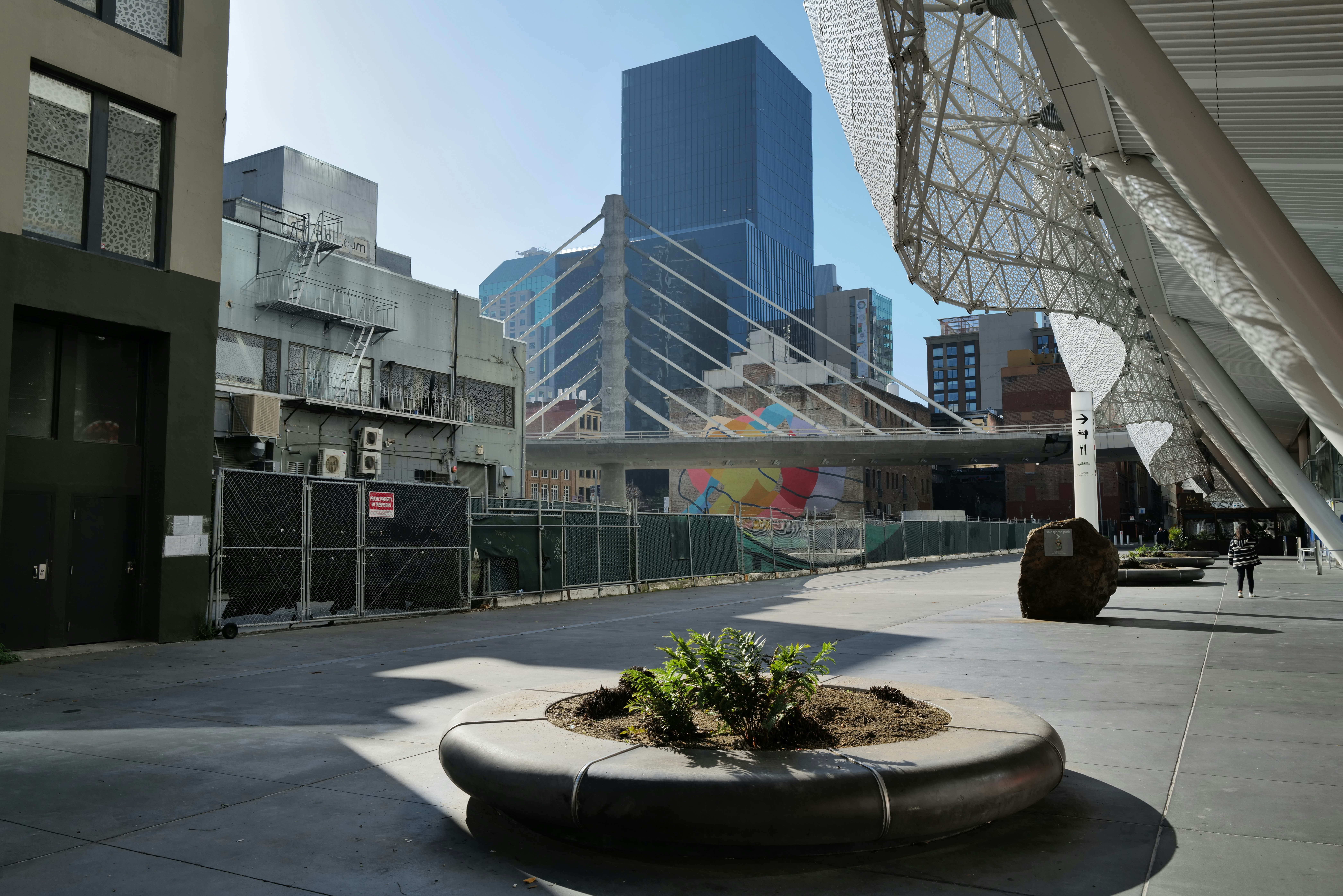 Paysage urbain moderne avec un pont et des bâtiments