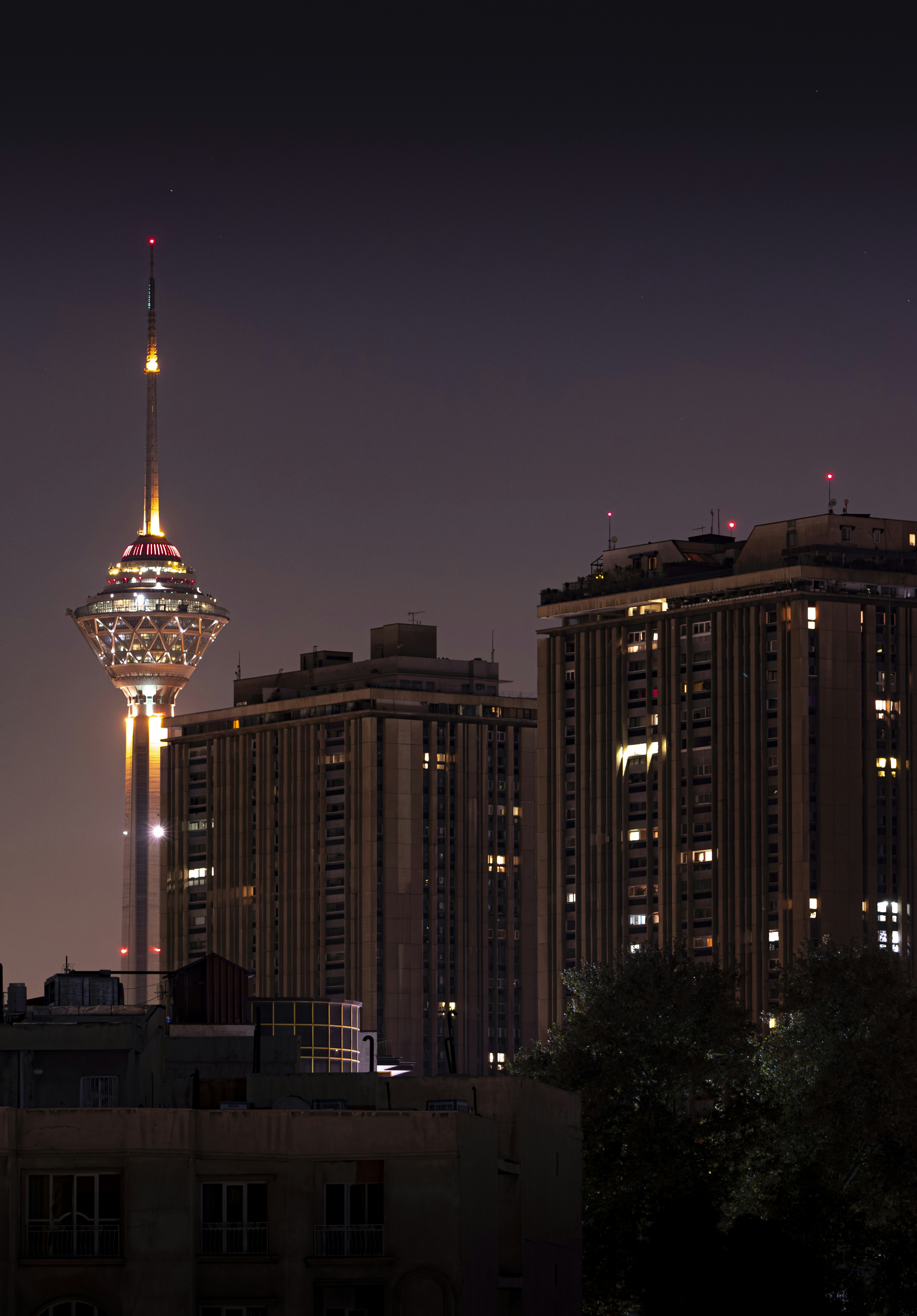 Torres altas y edificios iluminados por la noche