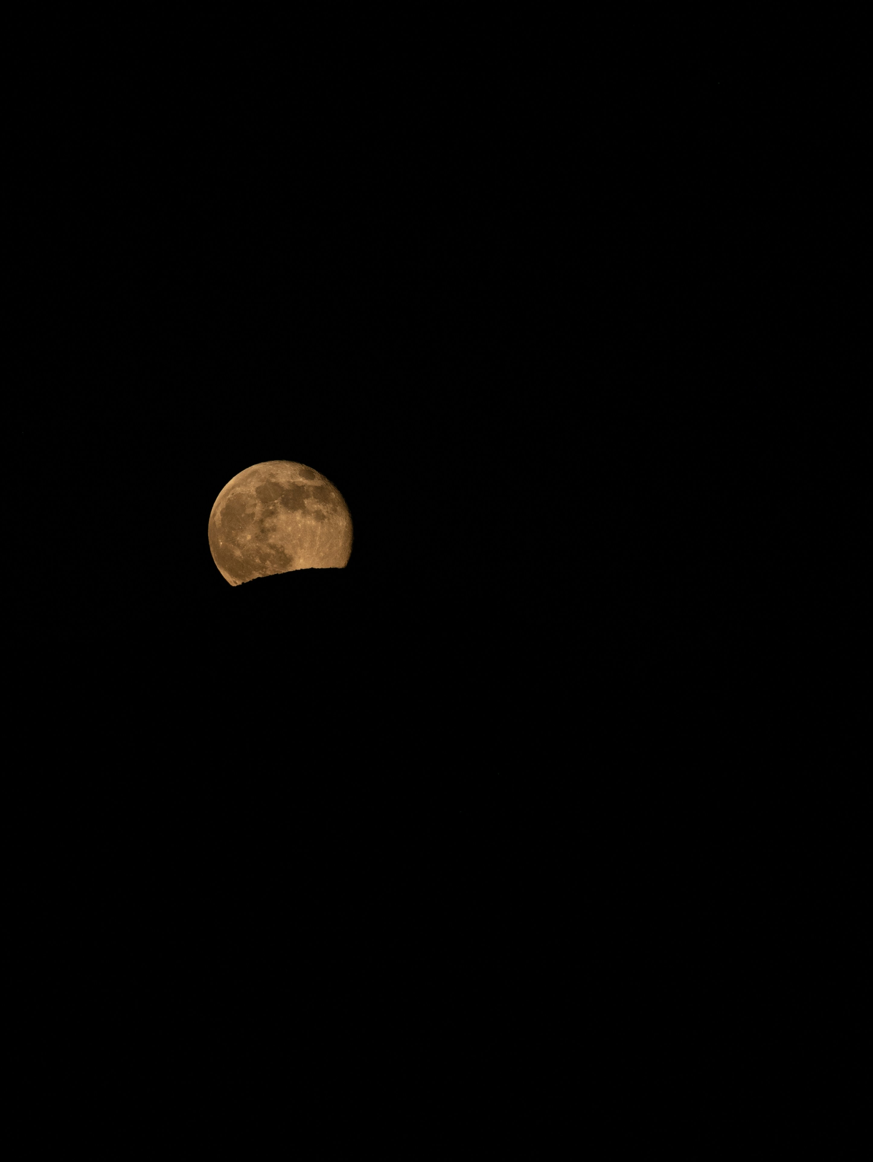 Una luna llena parcialmente oculta por una silueta oscura.
