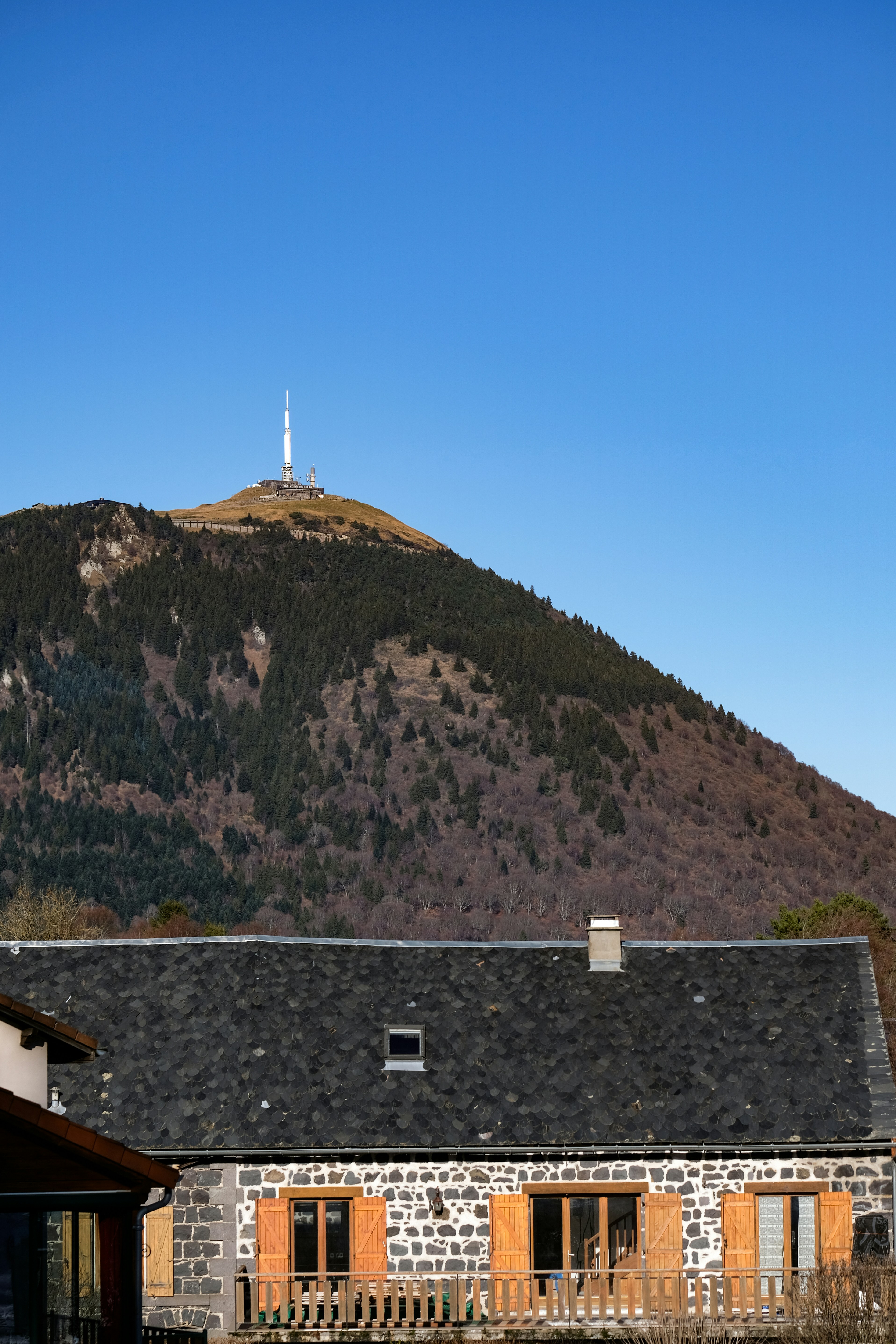 Montanha com torre e casa em primeiro plano