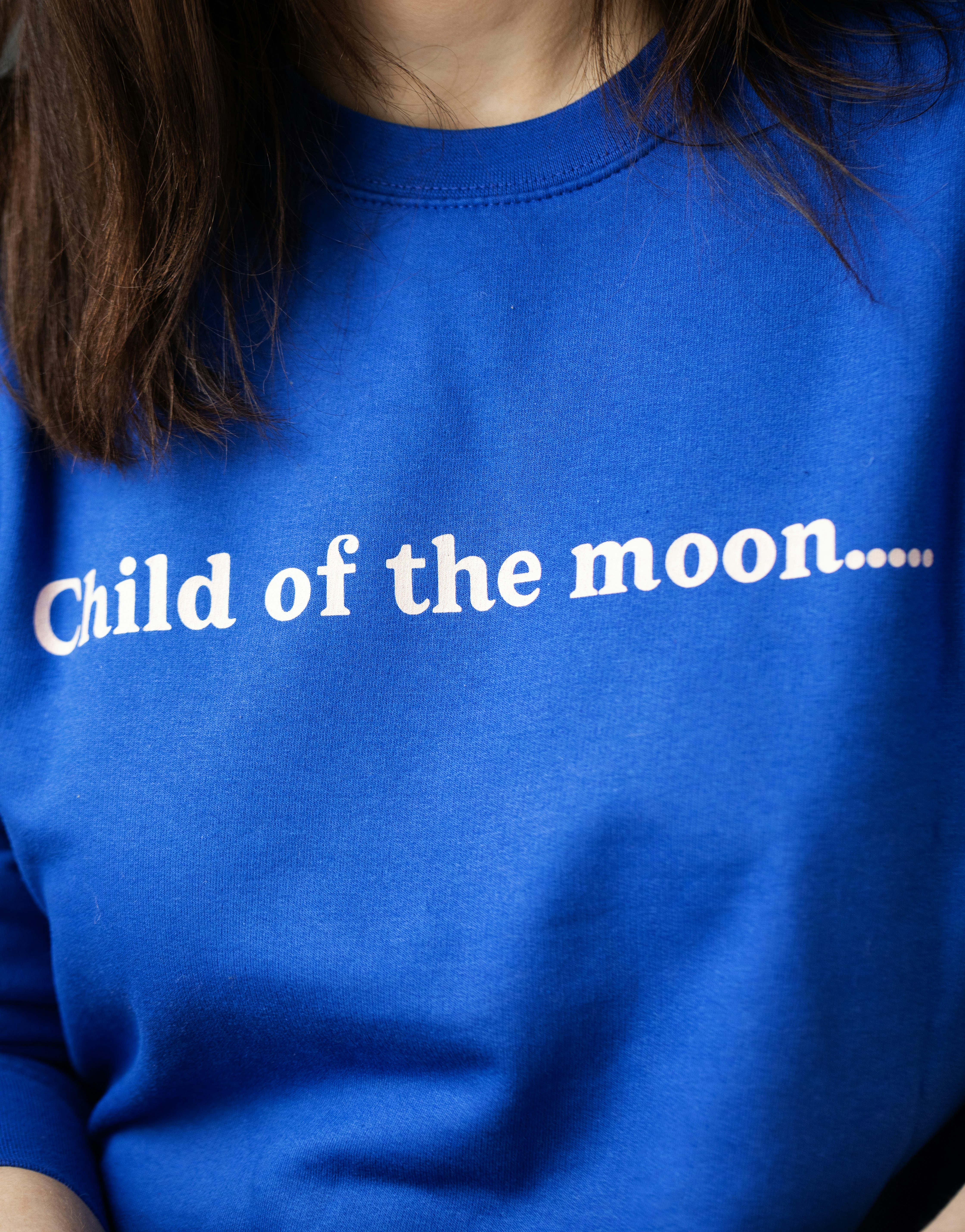 Felpa blu con il testo "figlio della luna".