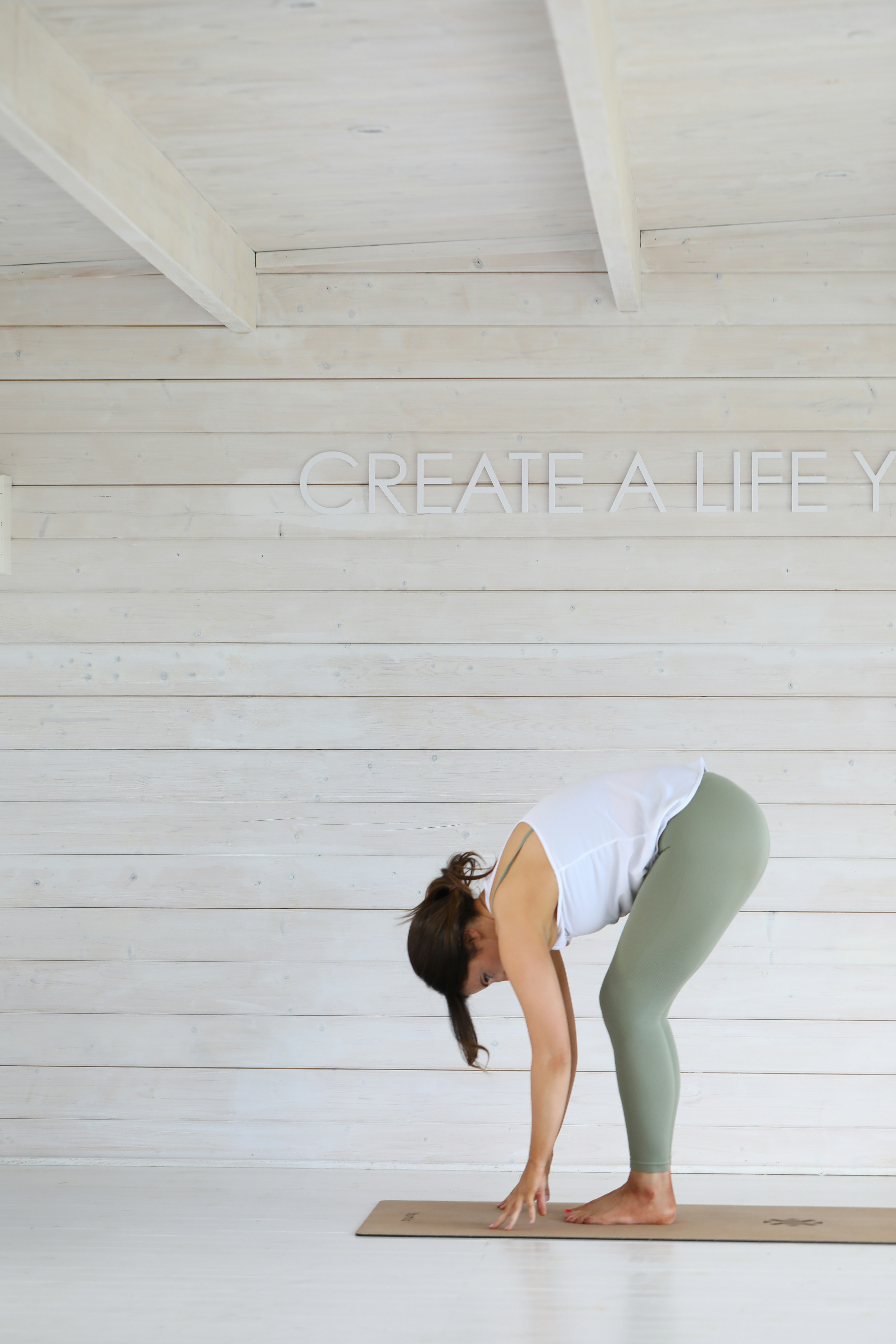 Mujer en postura de yoga en la esterilla