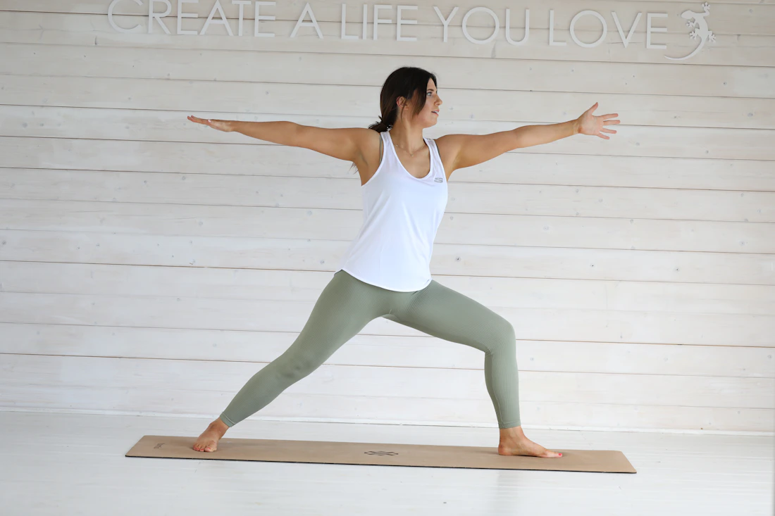Persona realizando una postura activa de yoga sobre una esterilla