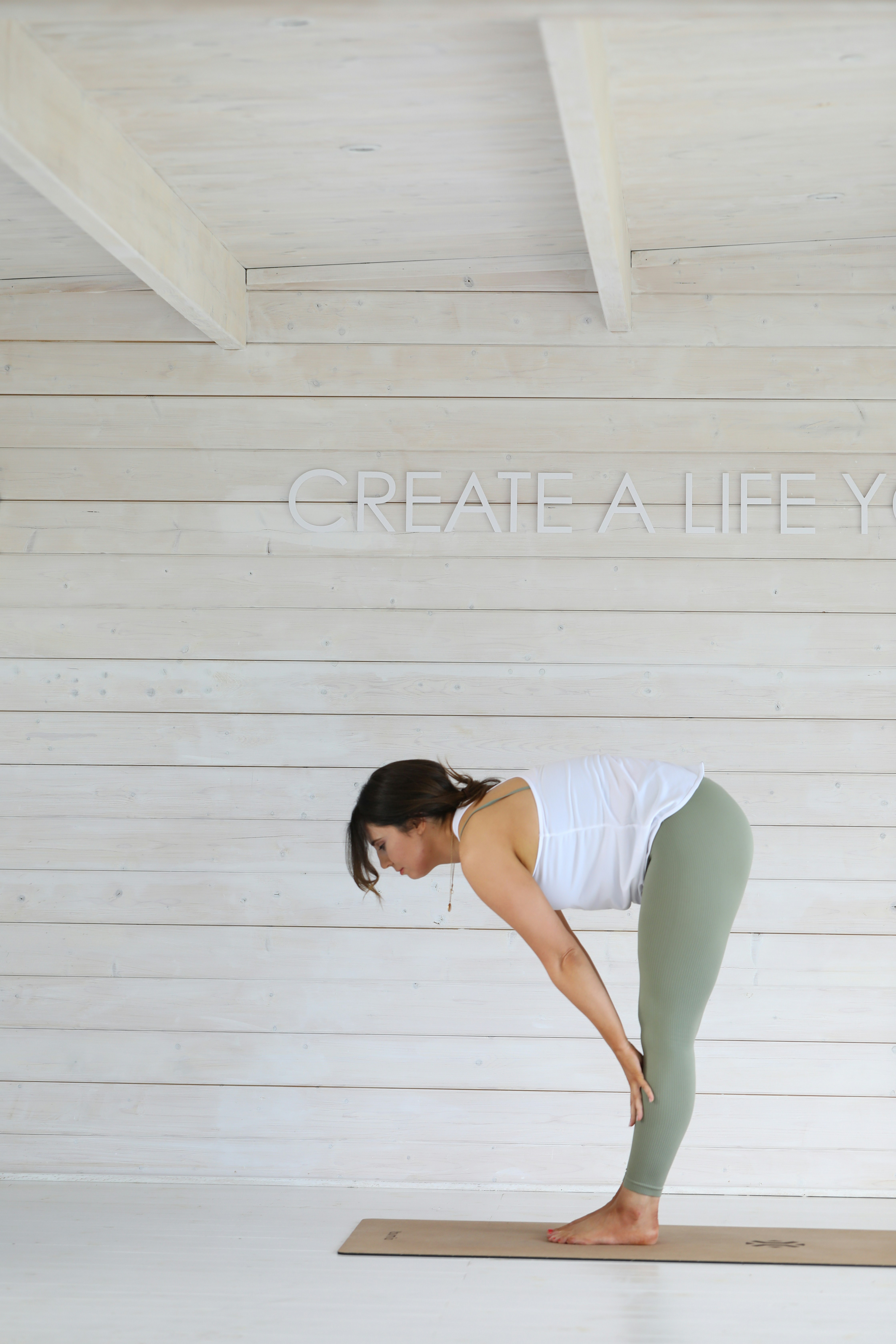 Mujer en postura de yoga en la esterilla