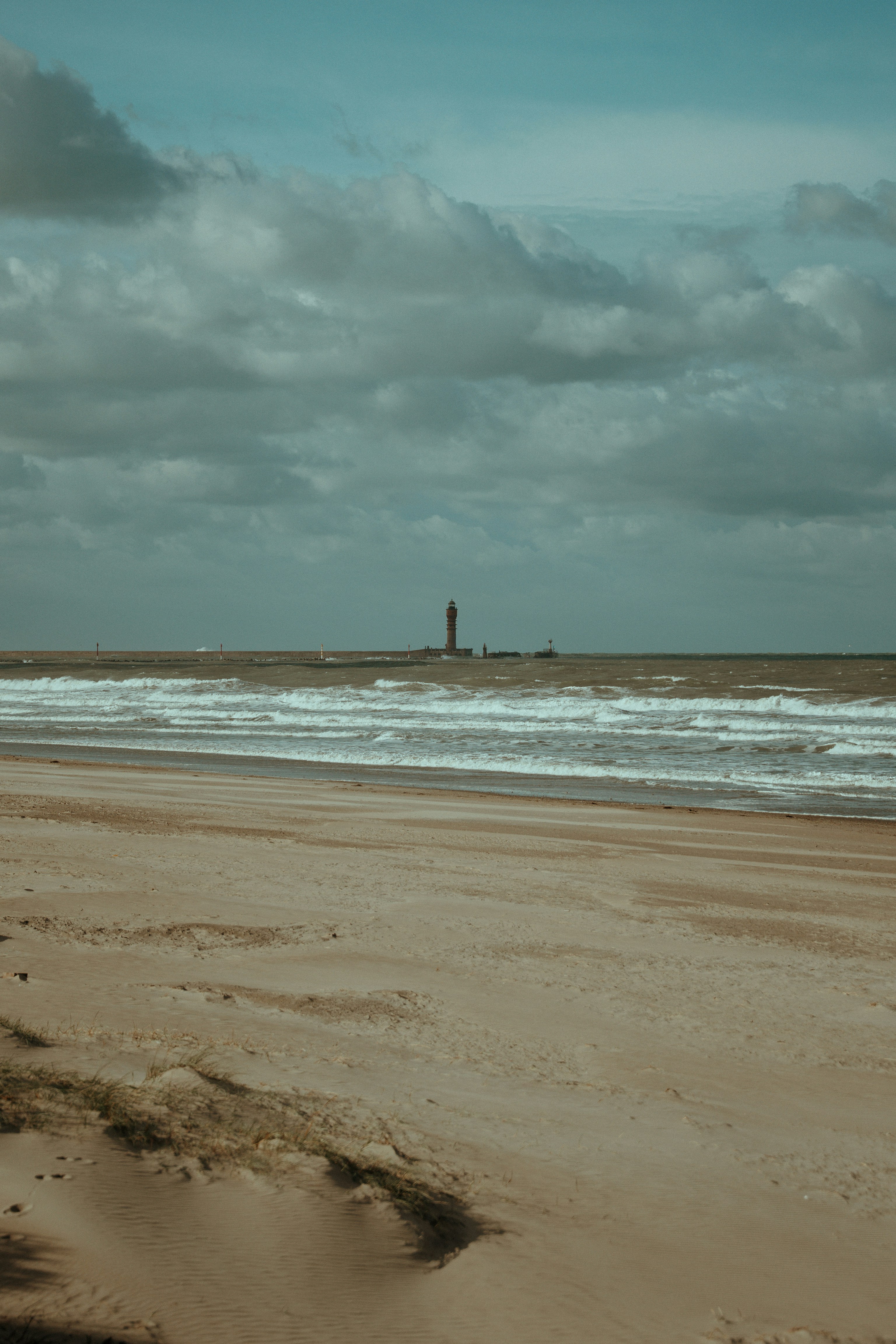 Farol no horizonte sobre um mar agitado