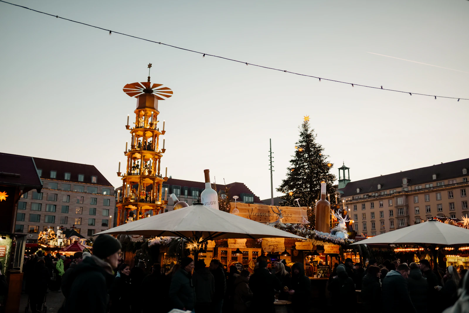 Mercado navideño con puestos y árbol festivo