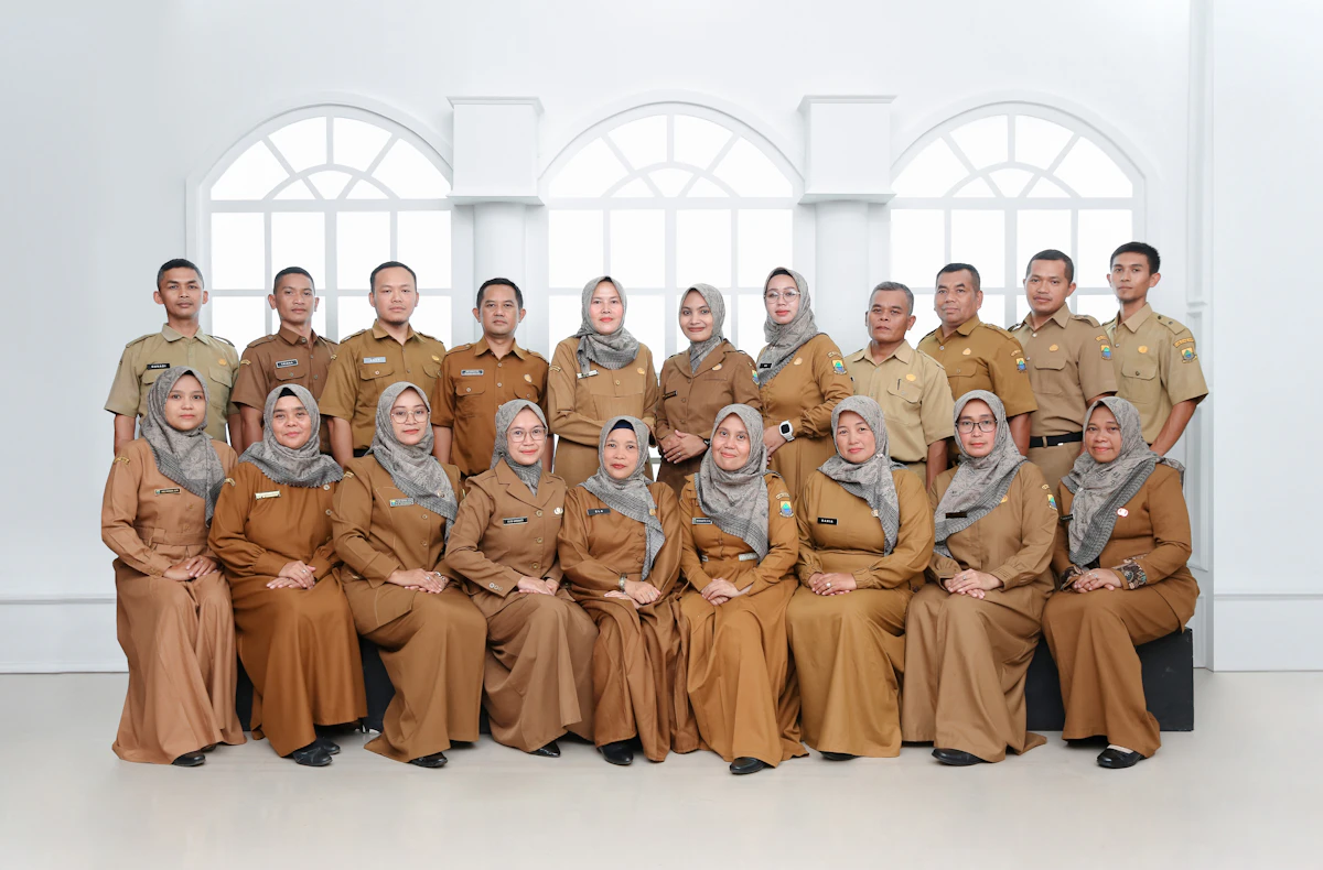 Sekelompok orang berseragam berpose dalam potret resmi.