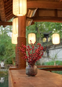 Дървен градински беседник в Стара Загора, озарен от топли арт фенери, ръчно изработени от Хеджи Уайл